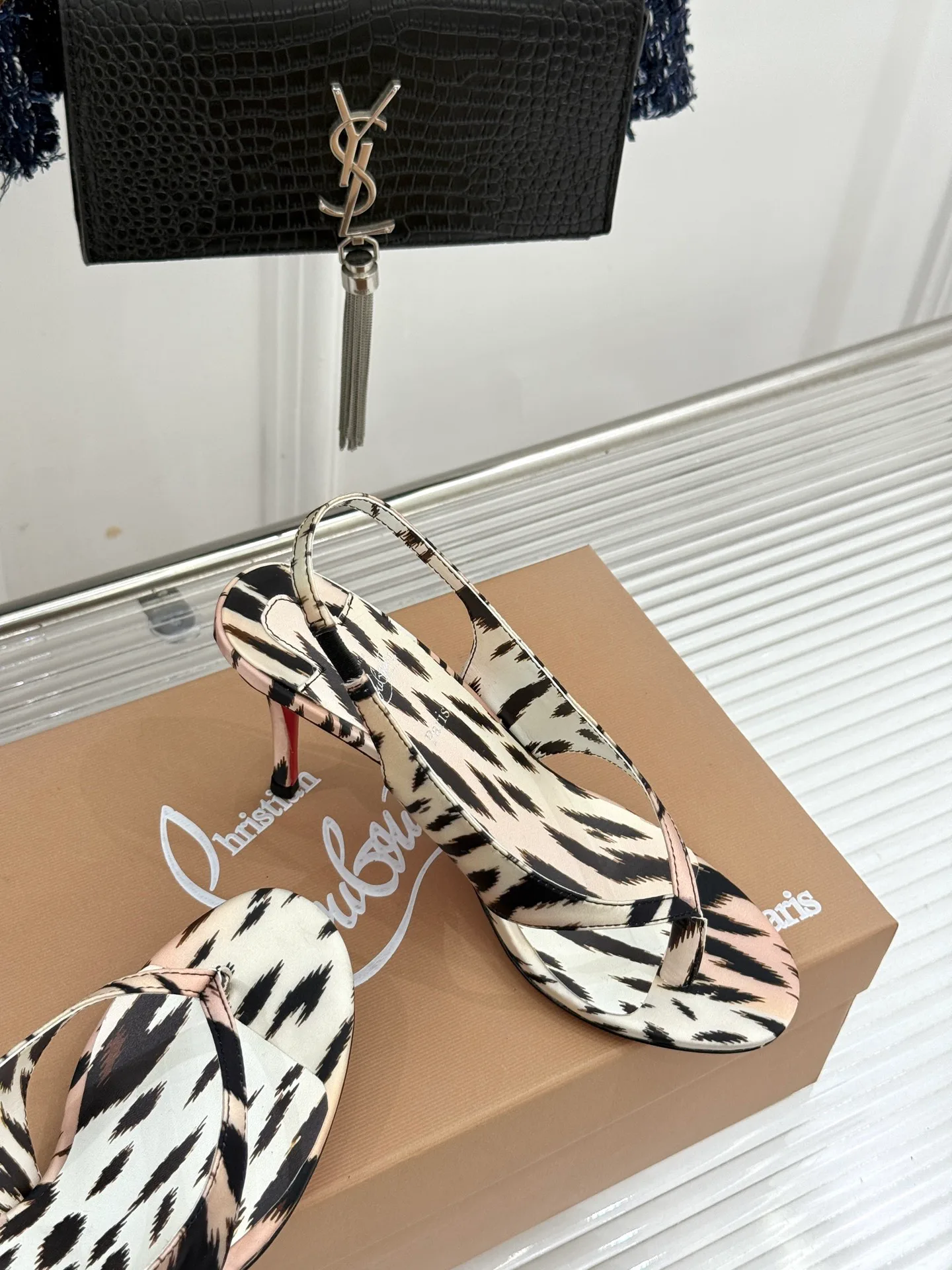 Босоножки Женские Christian Louboutin 18549077