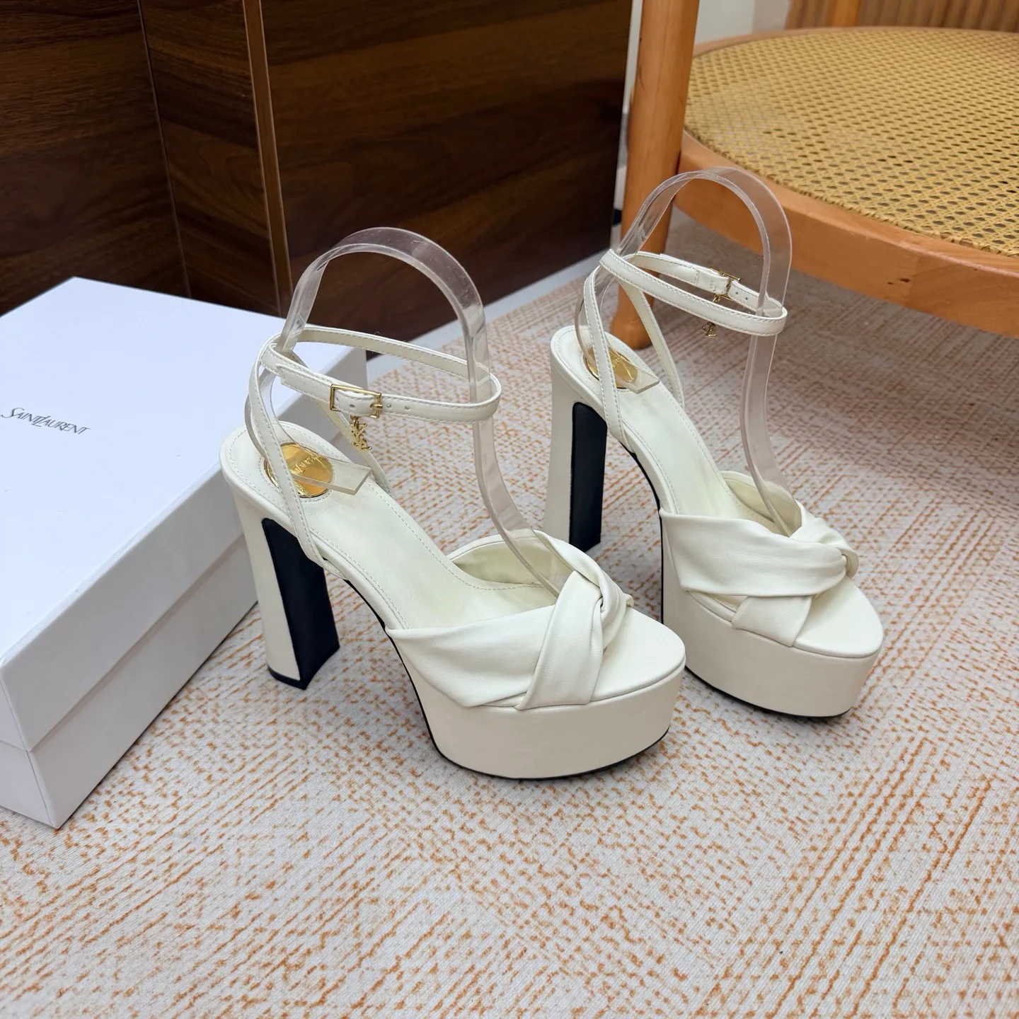 Босоножки Женские Saint Laurent 18104669