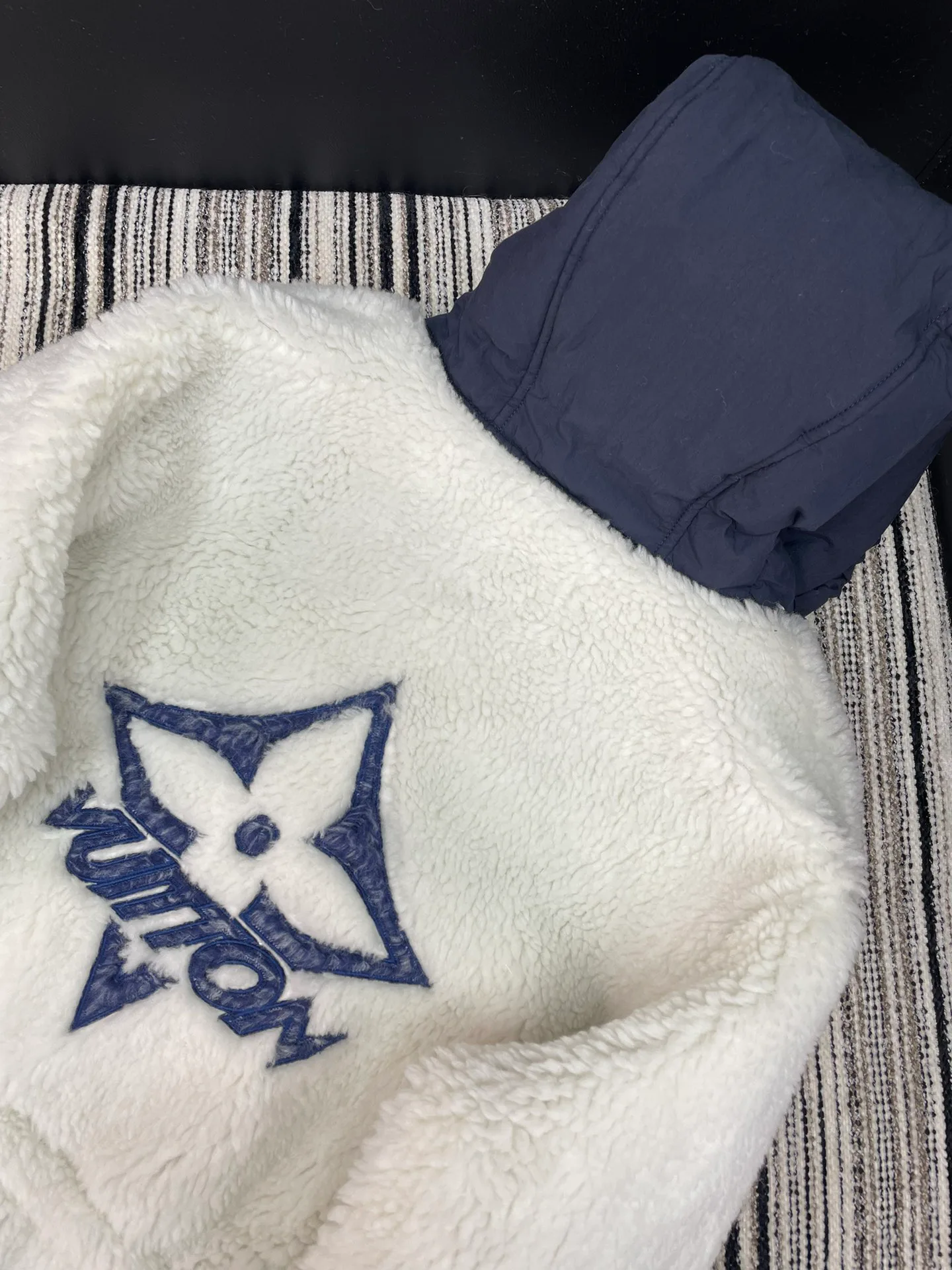 Куртки И Пуховики Женские Louis Vuitton 882550