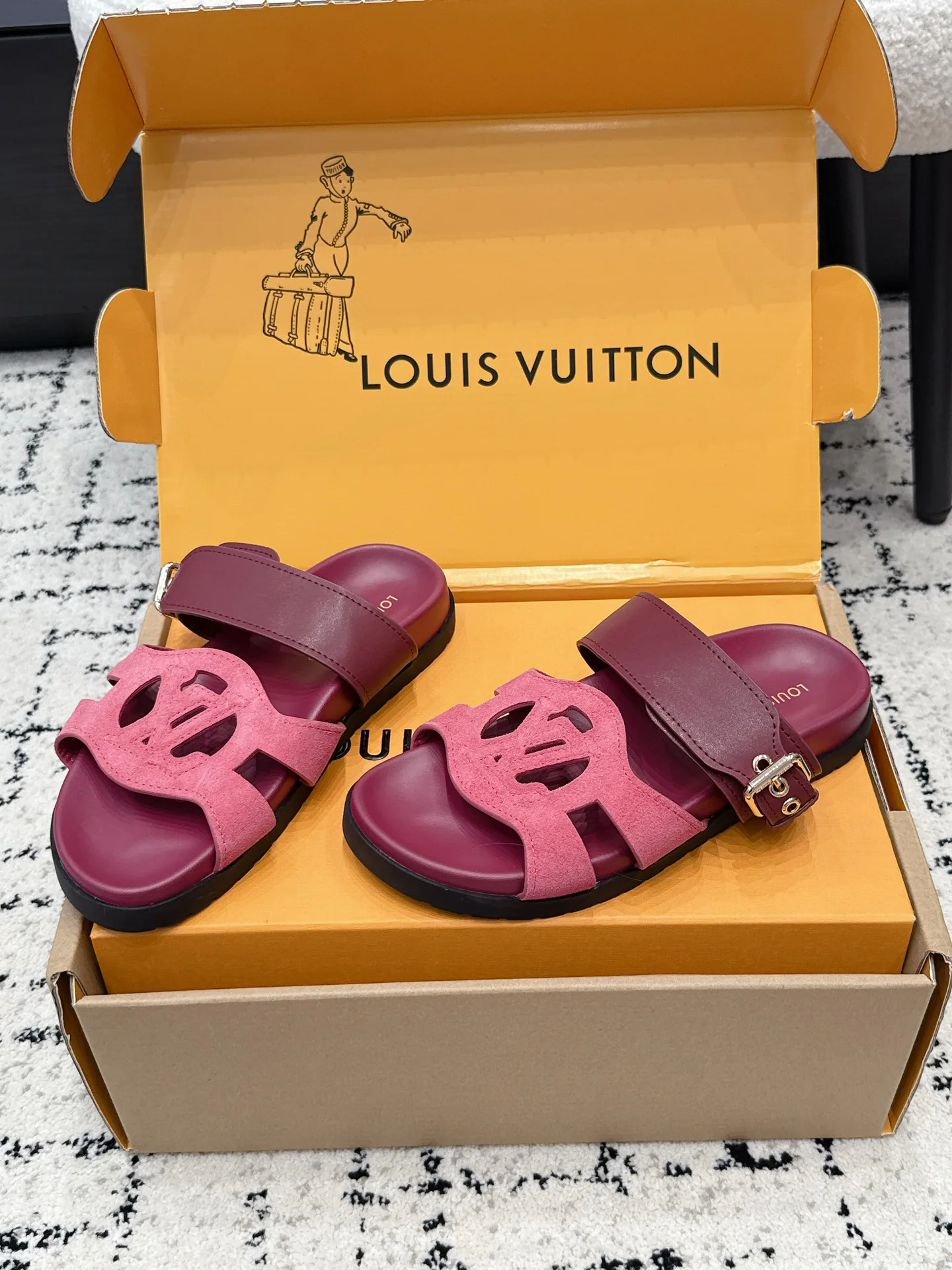 Шлепанцы Женские Louis Vuitton 17522788