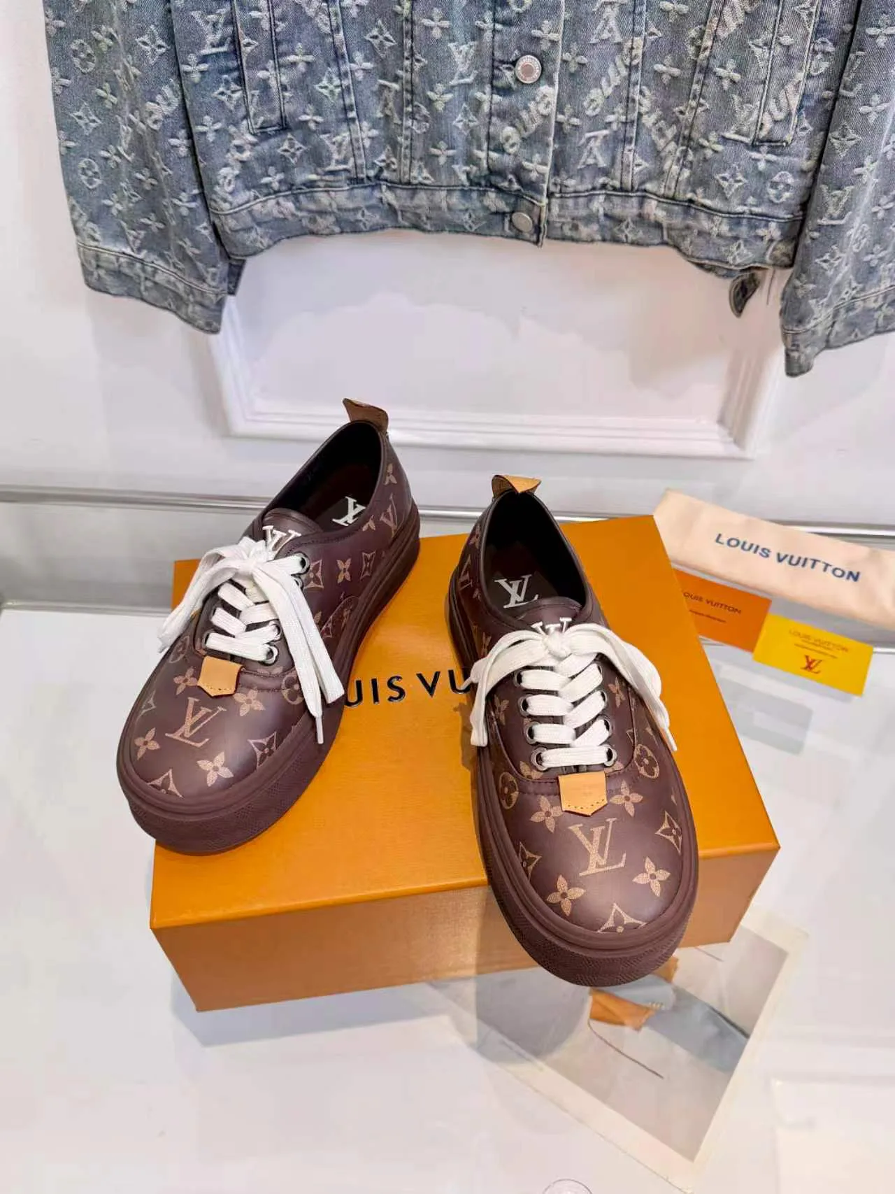Кроссовки Женские Louis Vuitton 19526550