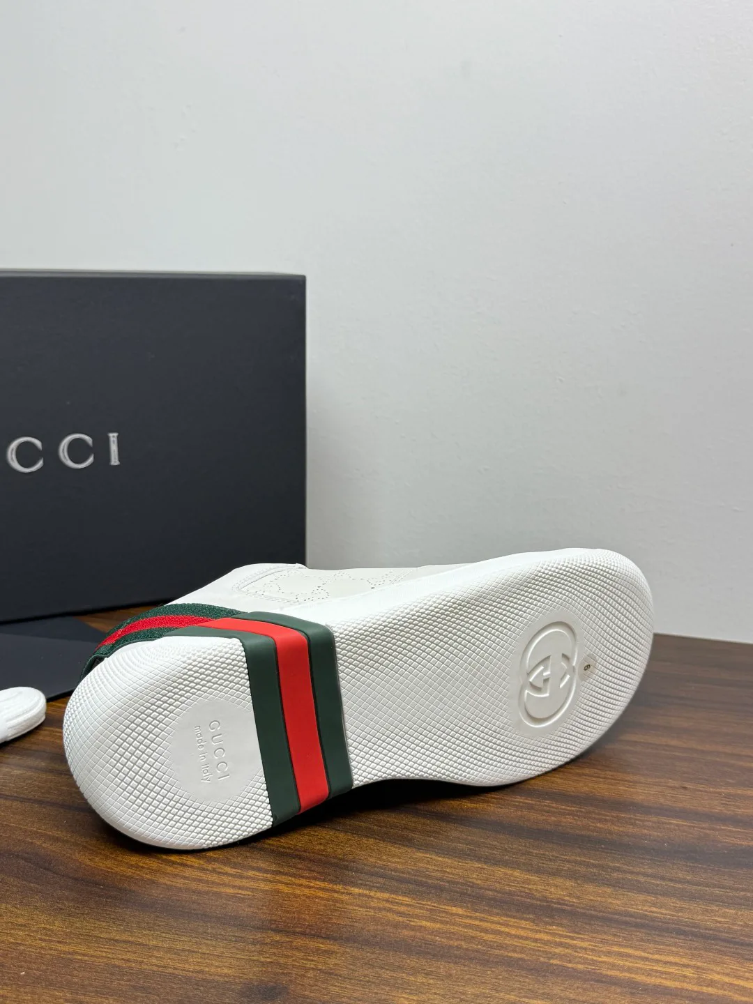 Кроссовки Женские Gucci 18943071