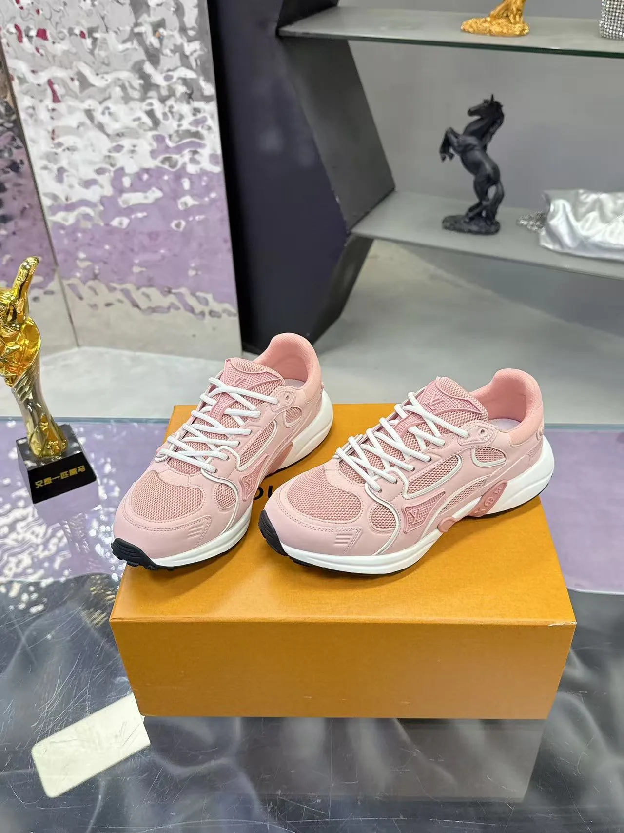 Кроссовки Женские Louis Vuitton 17530425