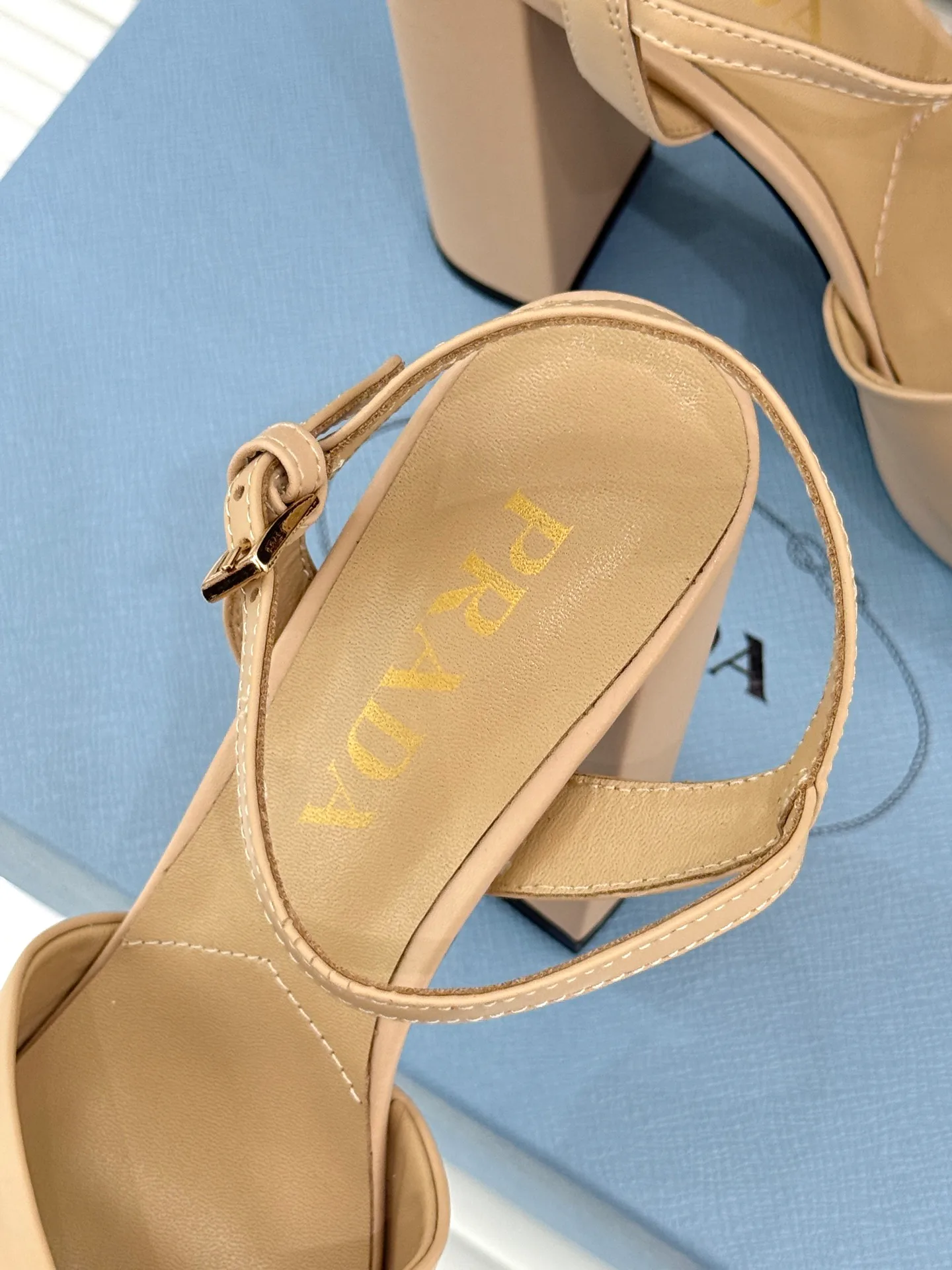 Босоножки Женские Prada 18613344
