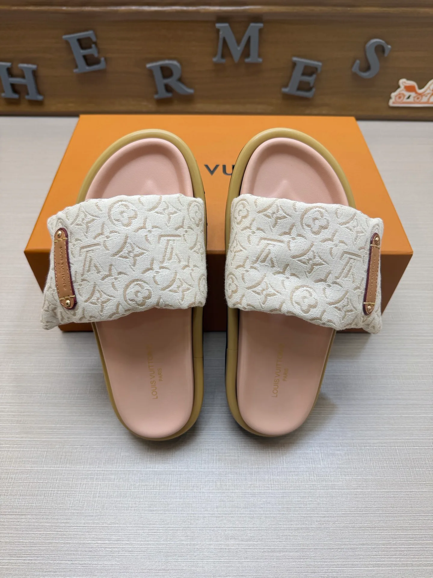 Шлепанцы Женские Louis Vuitton 18011827