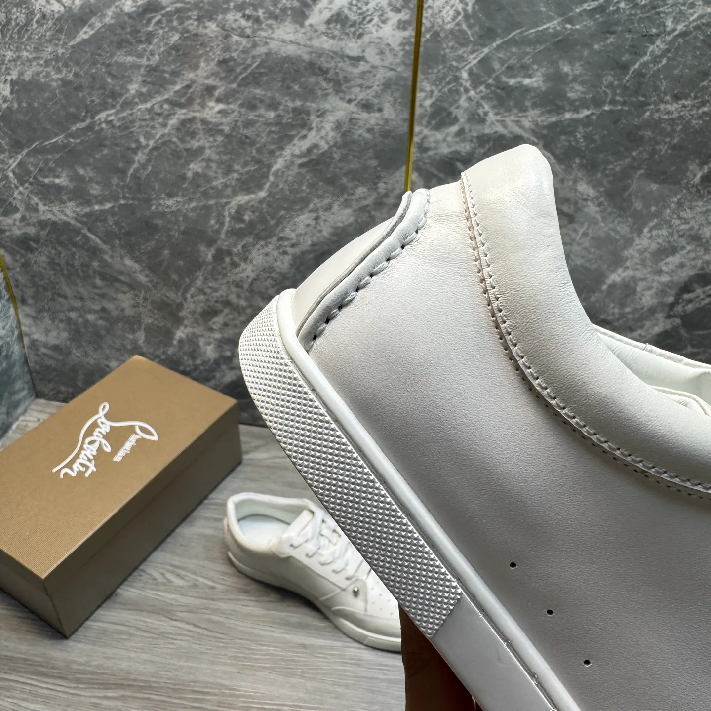 Кроссовки Женские Christian Louboutin 18719687