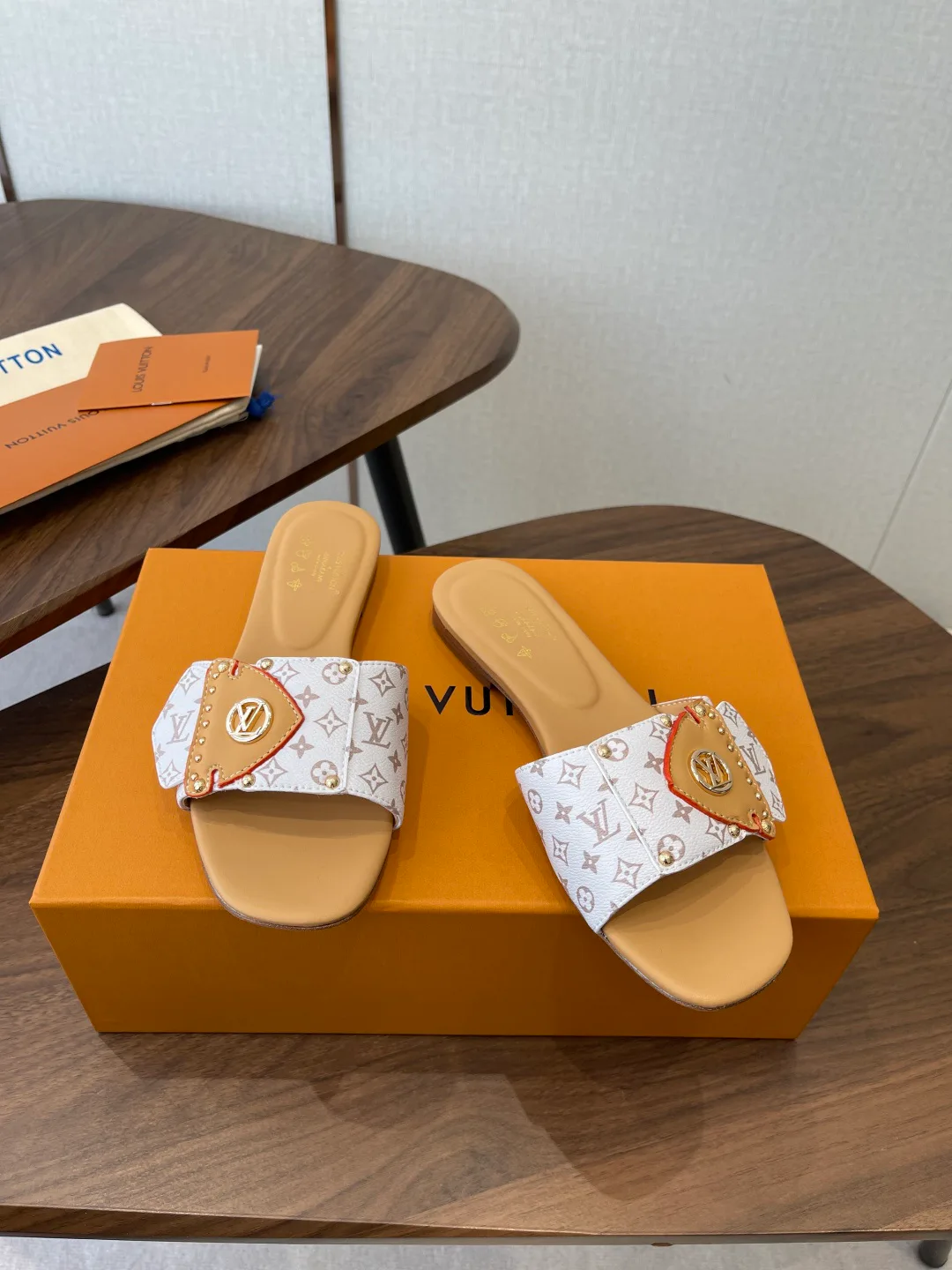Босоножки Женские Louis Vuitton 12240230