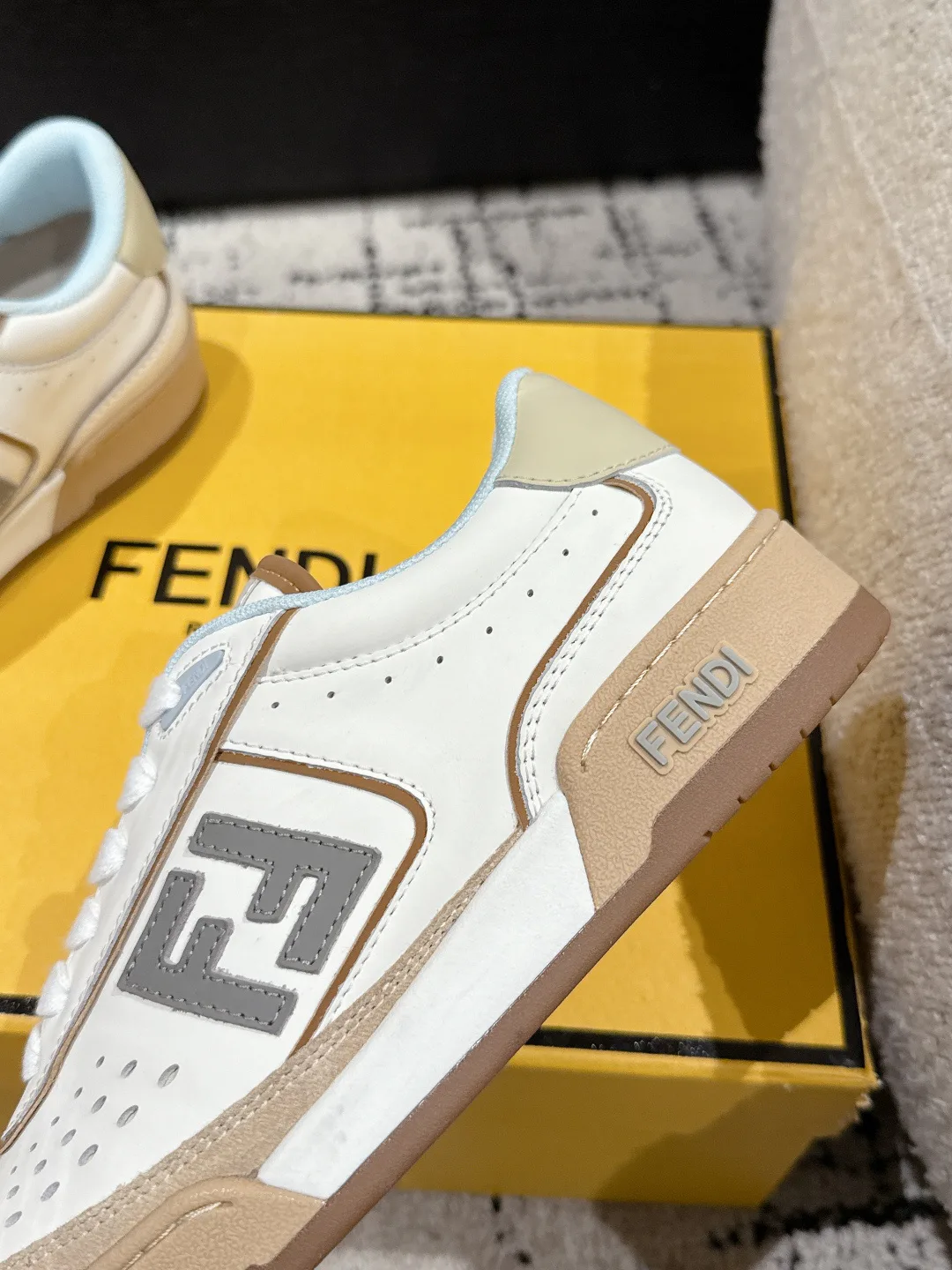 Кроссовки Женские Fendi 11567537