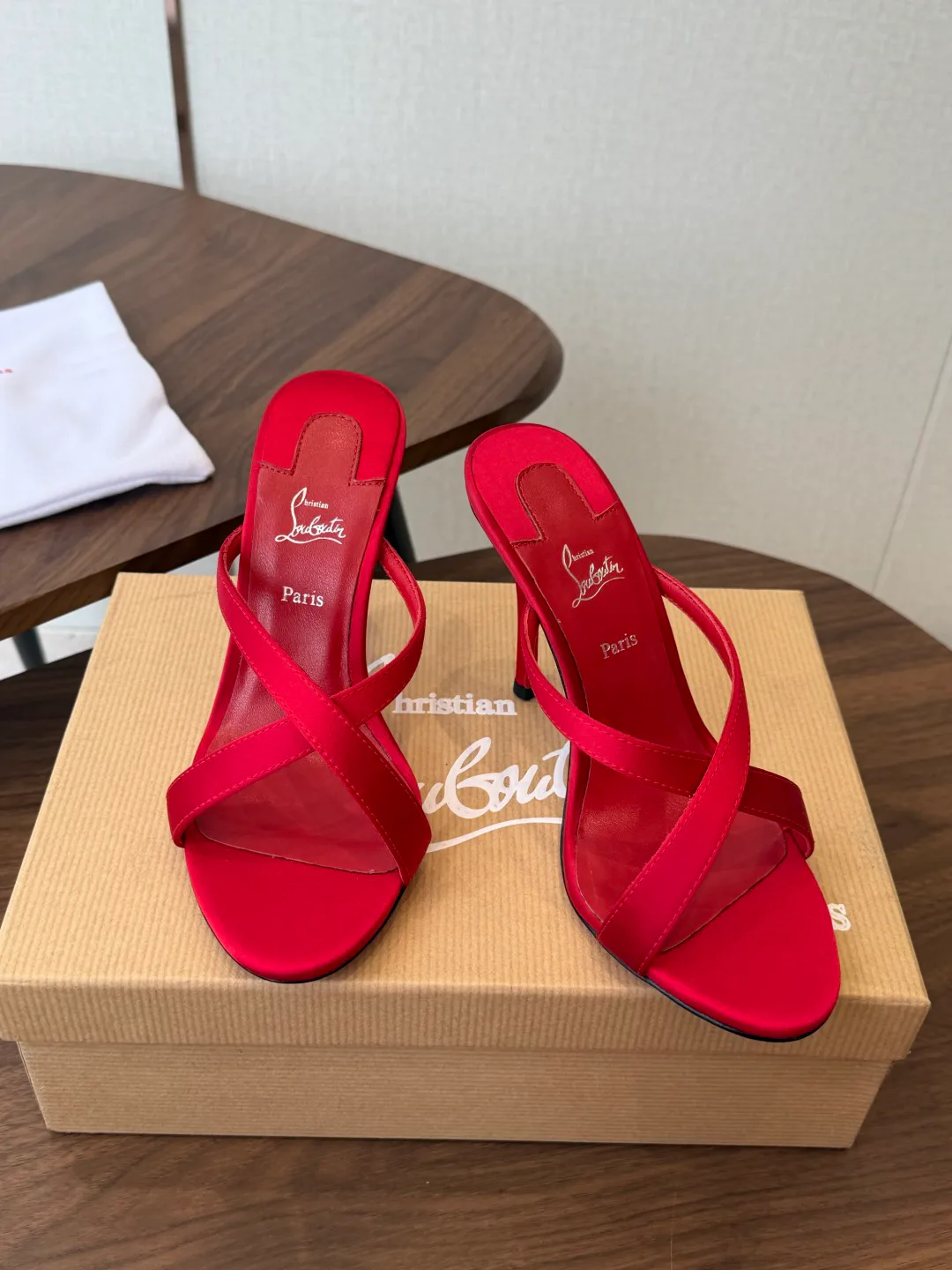 Босоножки Женские Christian Louboutin 18183100