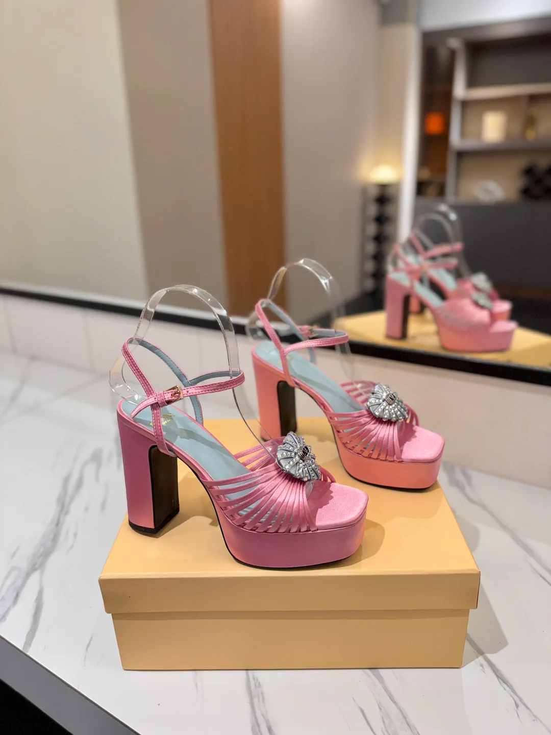 Босоножки Женские Valentino 18134891
