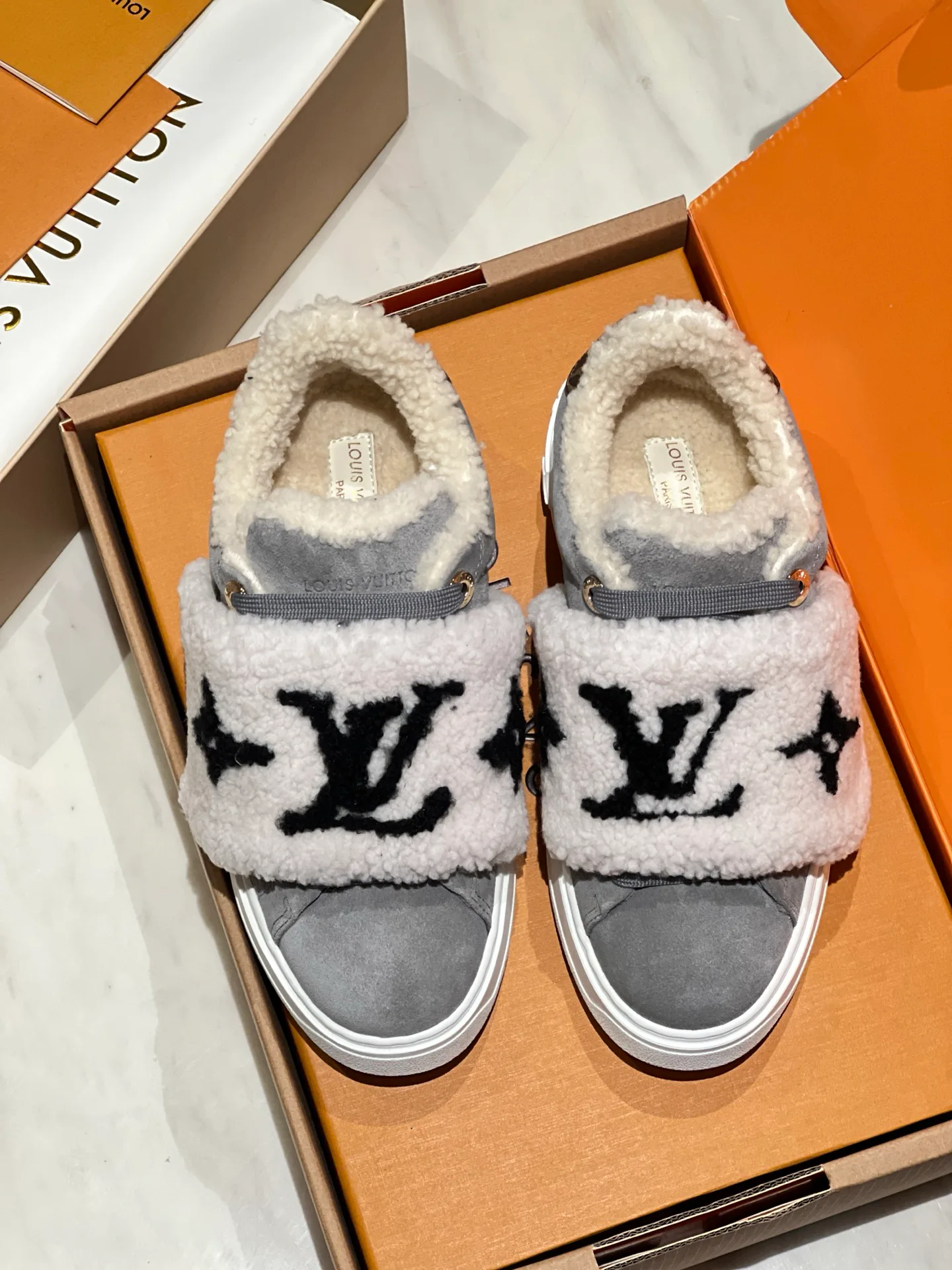 Кроссовки Женские Louis Vuitton 18998309