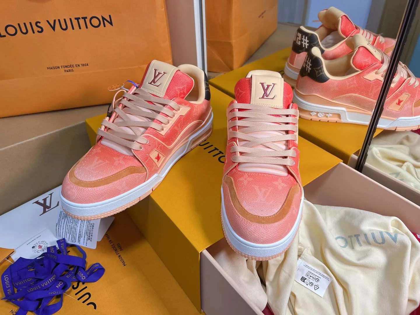 Кроссовки Женские Louis Vuitton 11696552