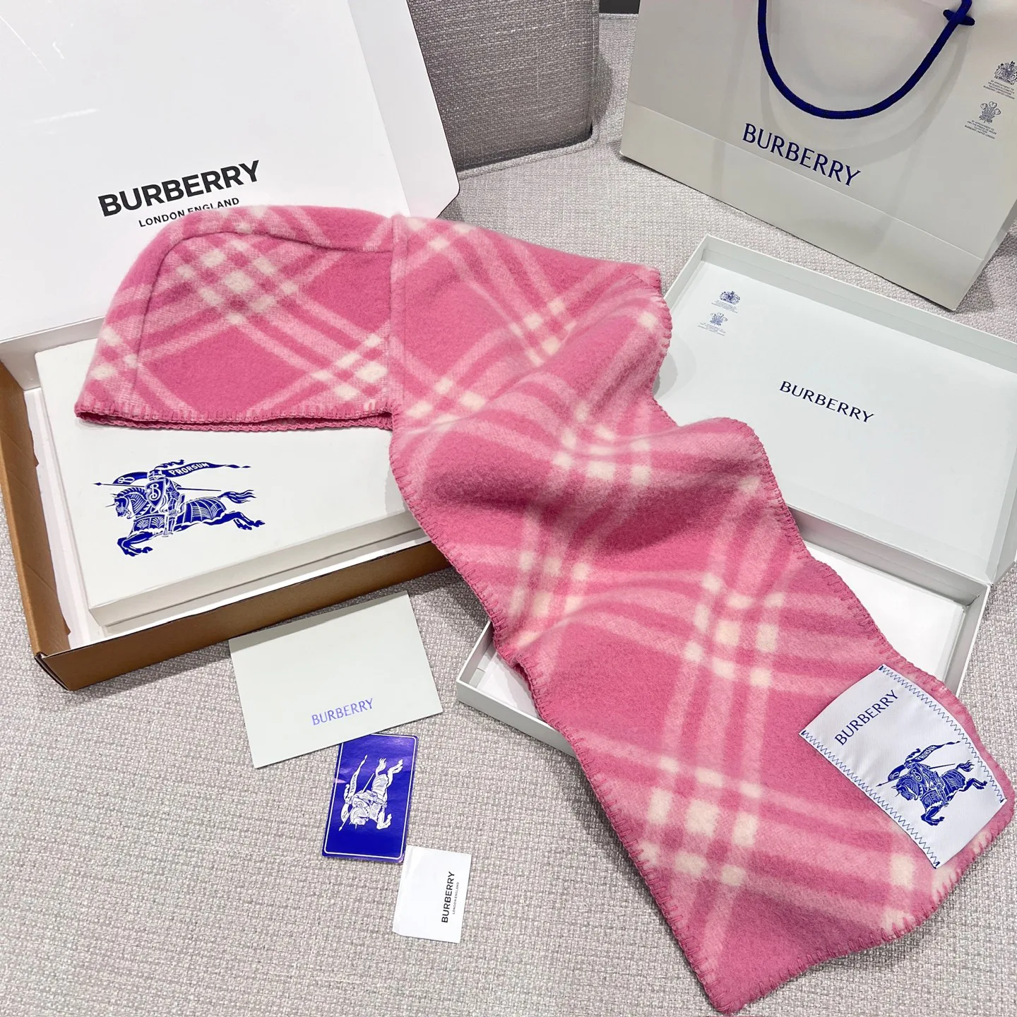 Шарфы Burberry 17945329