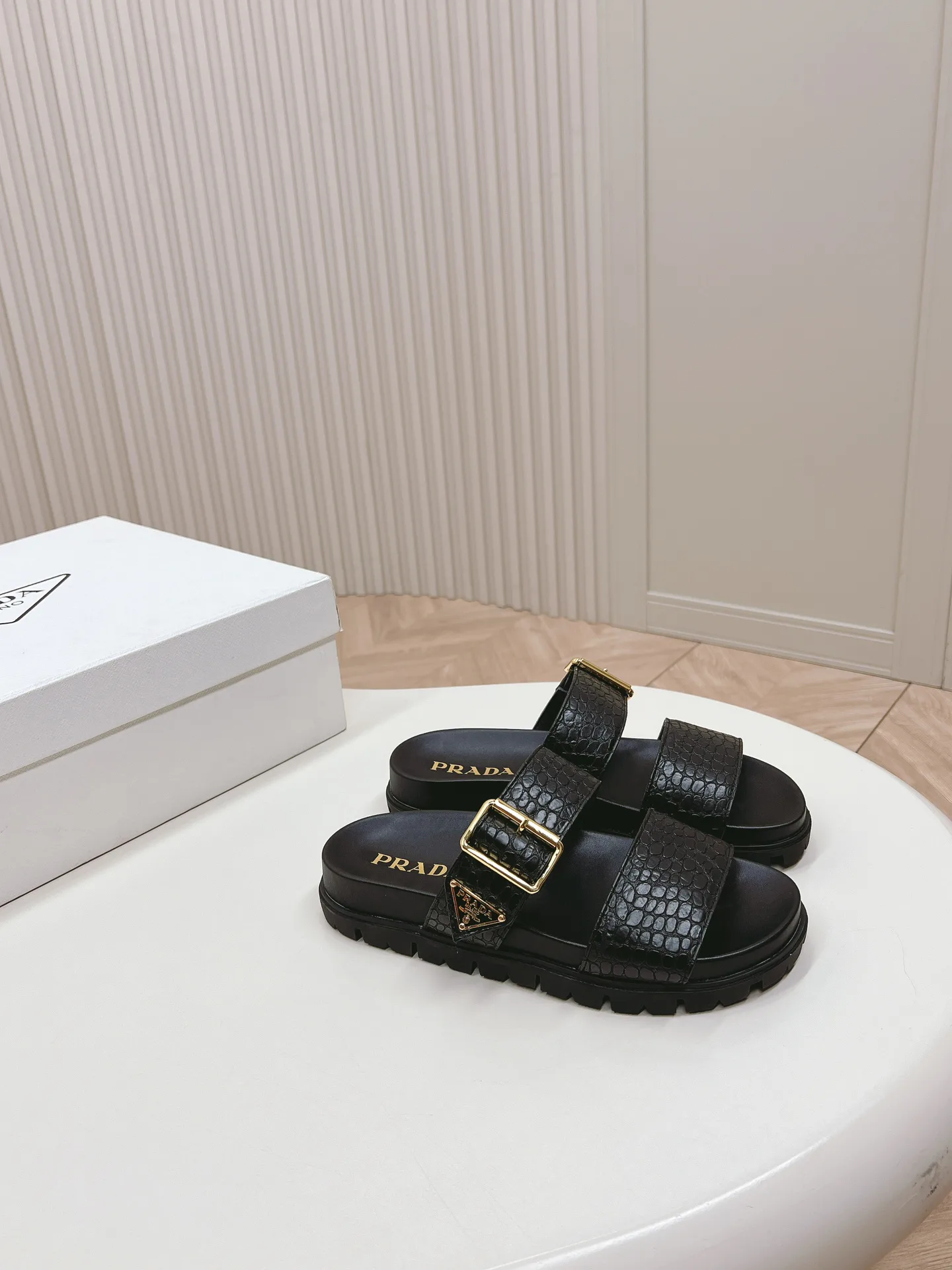 Шлепанцы Женские Prada 17499576