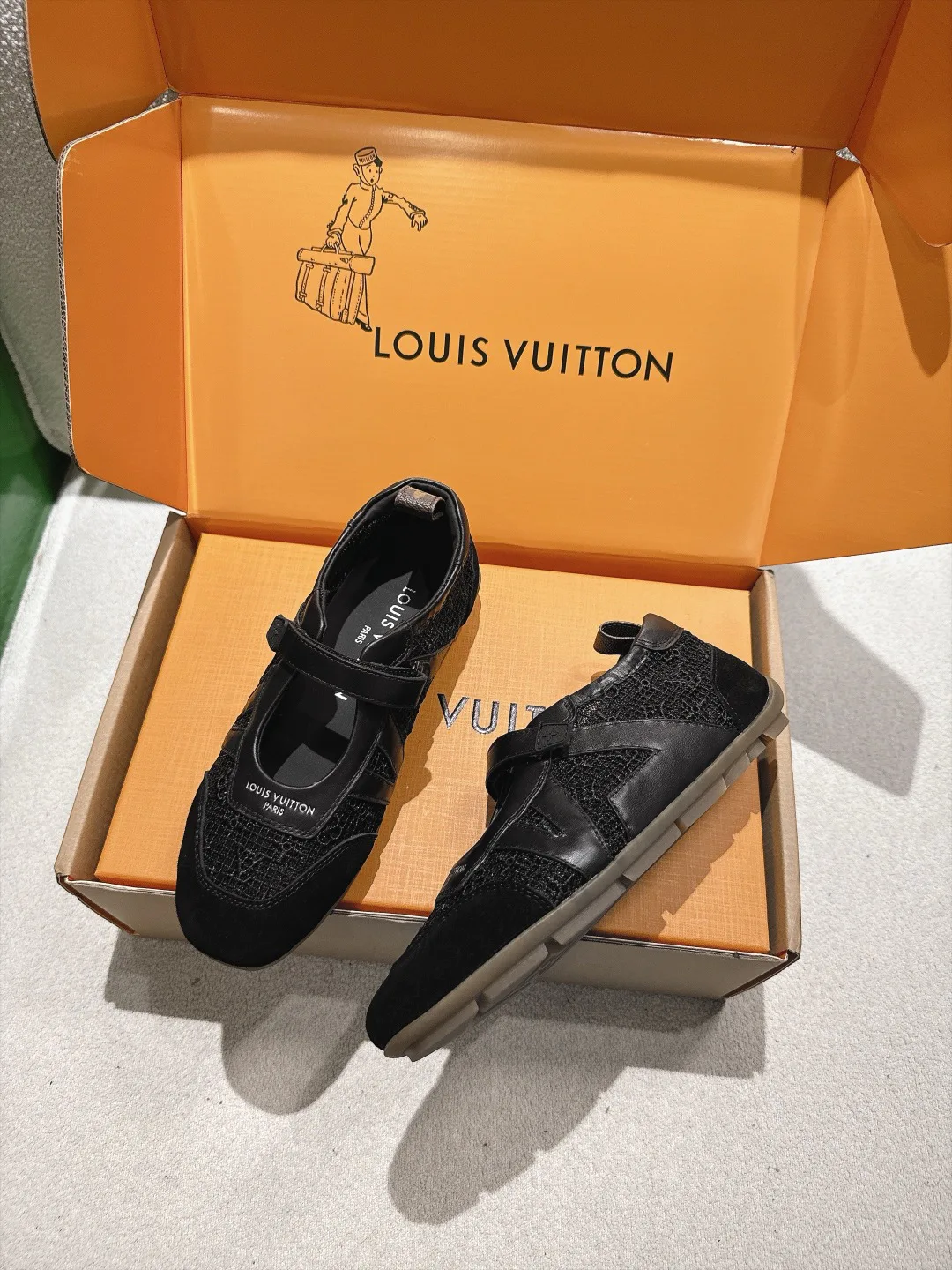 Кроссовки Женские Louis Vuitton 18152831
