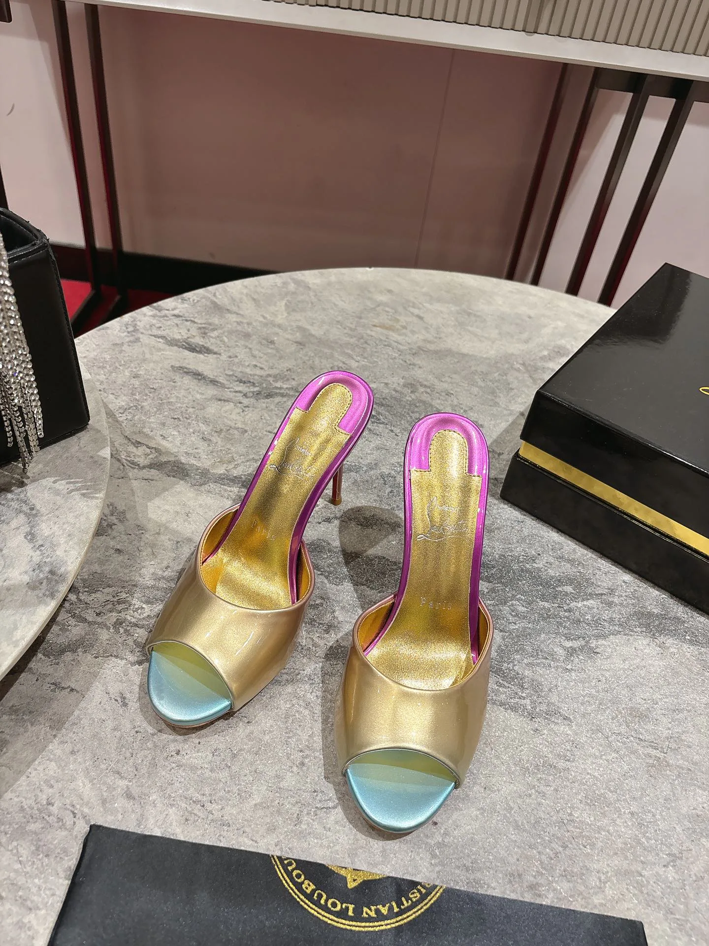 Босоножки Женские Christian Louboutin 17163220