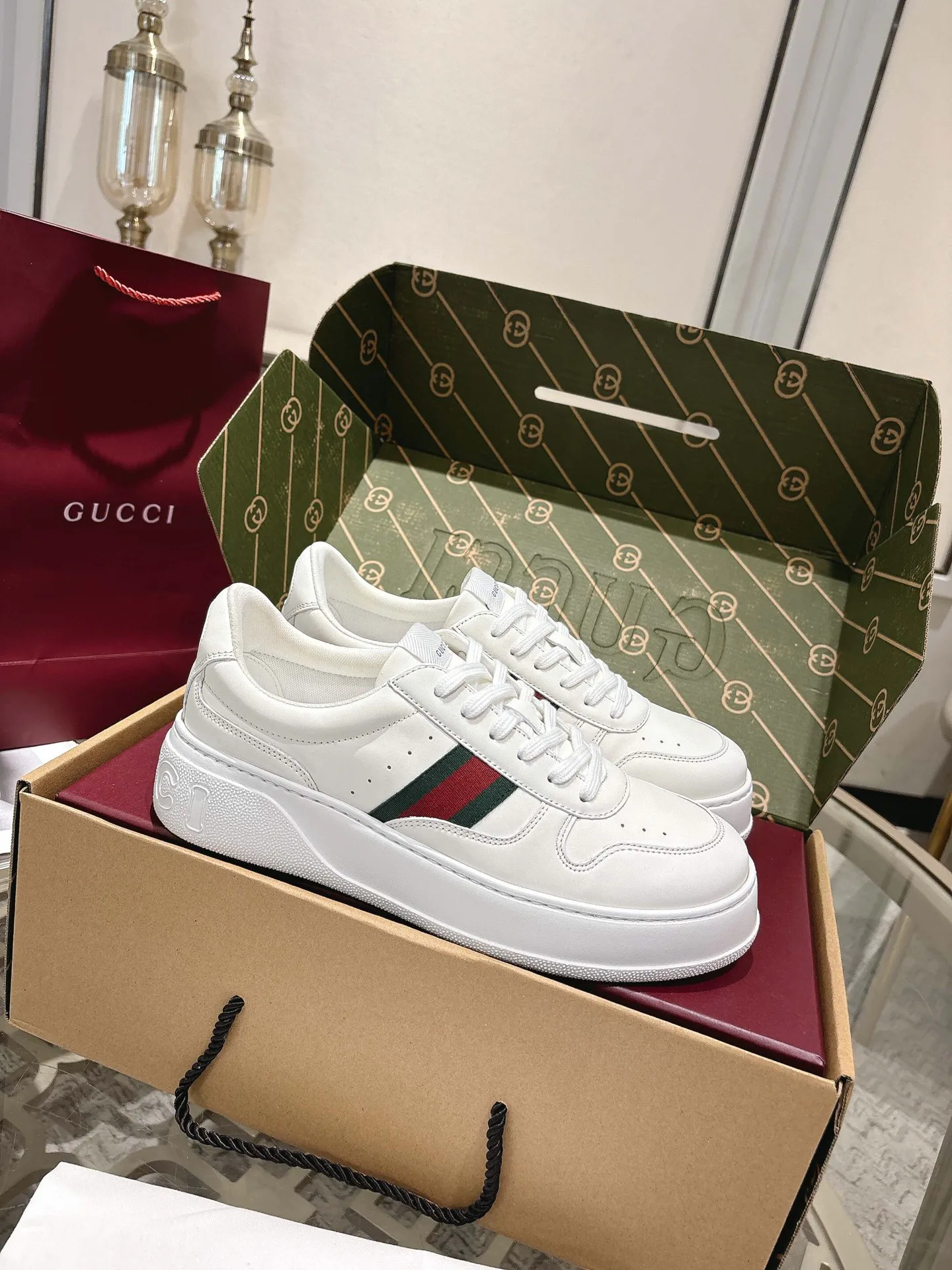 Кроссовки Женские Gucci 18369588