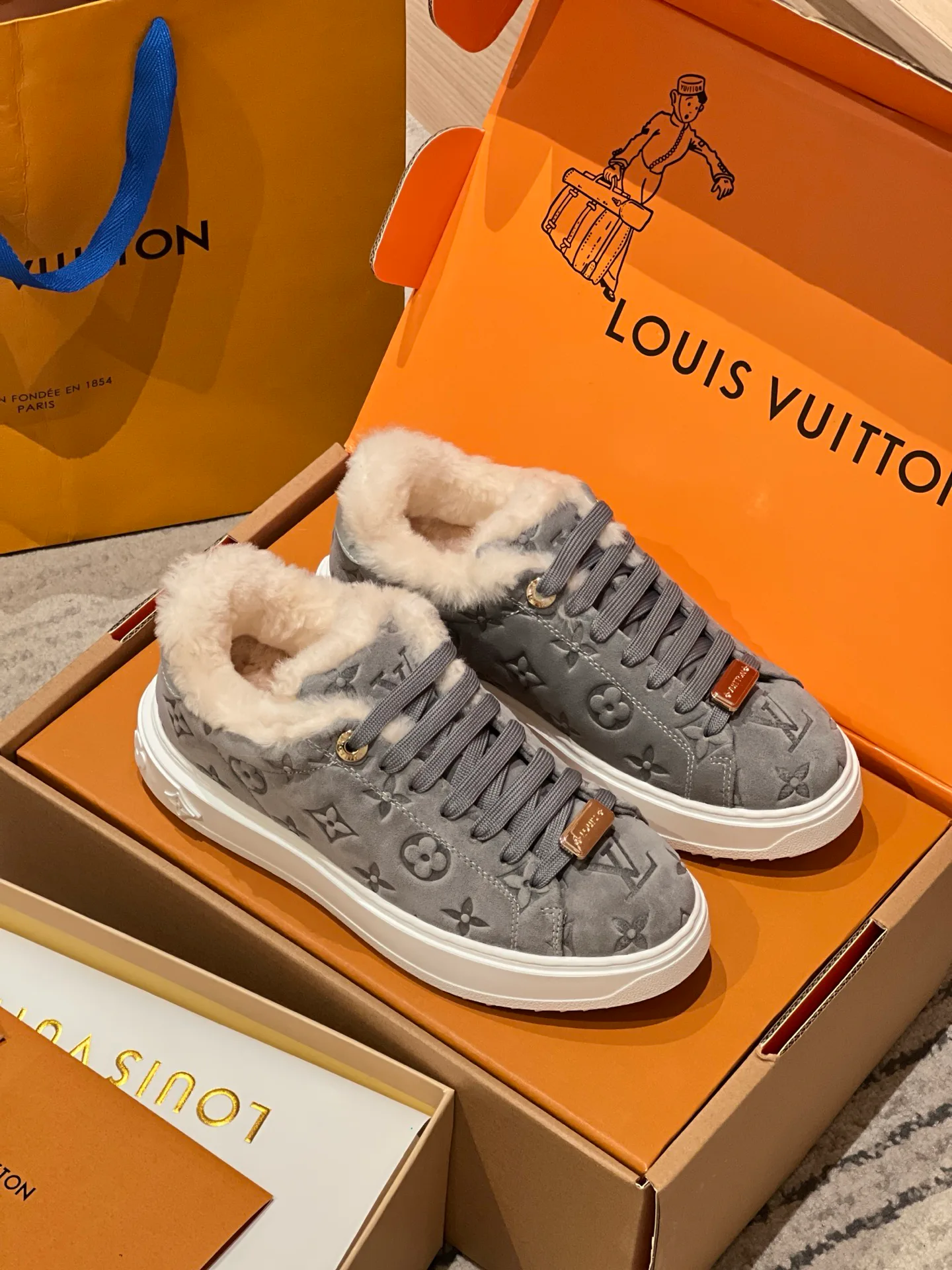Кроссовки Женские Louis Vuitton 18998314