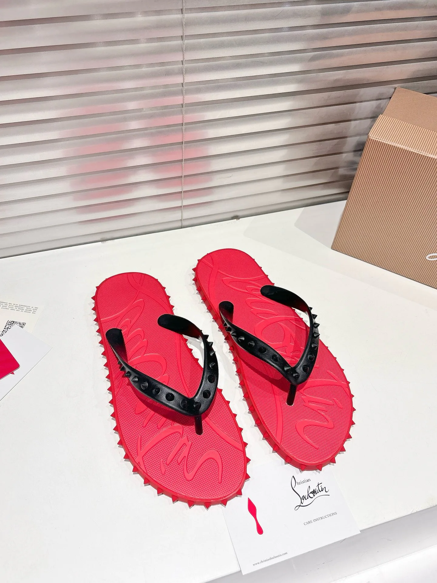 Шлепанцы Женские Christian Louboutin 17604585