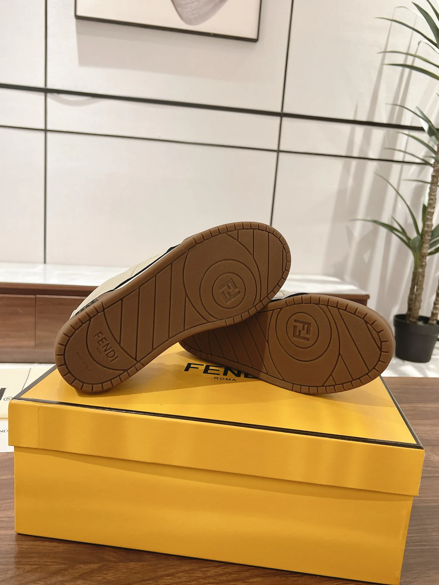 Кроссовки Женские Fendi 18219599