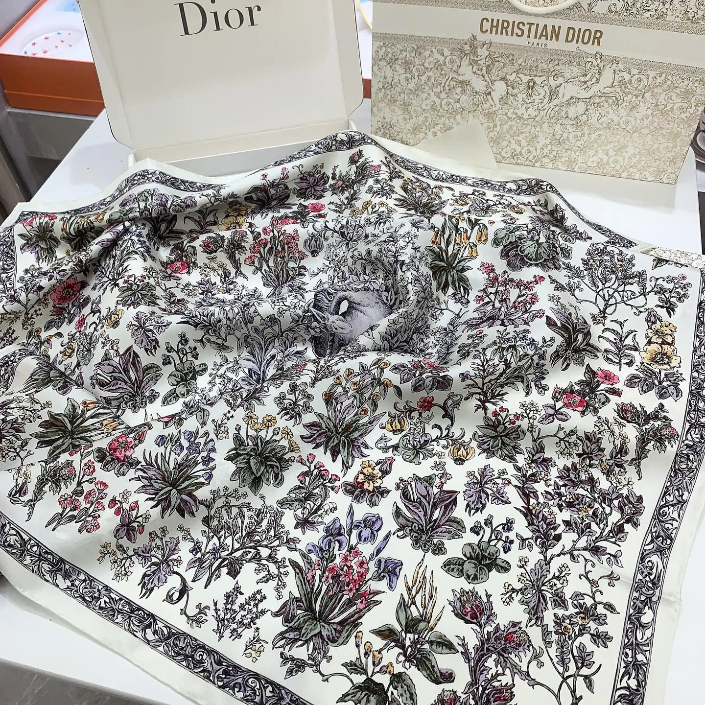 Платки Christian Dior 17987083