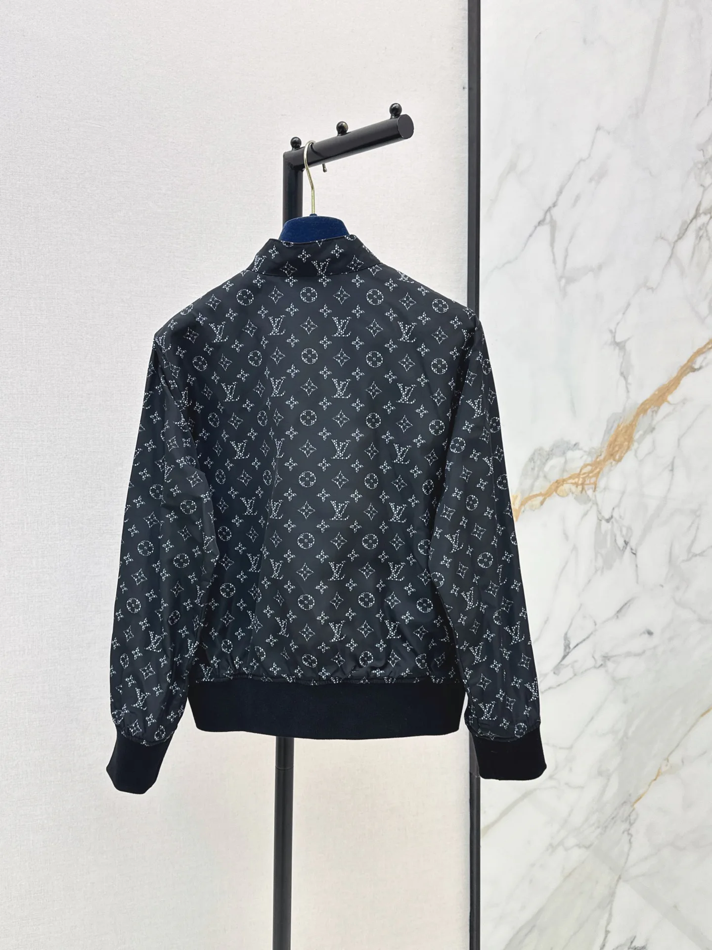 Куртки И Пуховики Женские Louis Vuitton 18902466