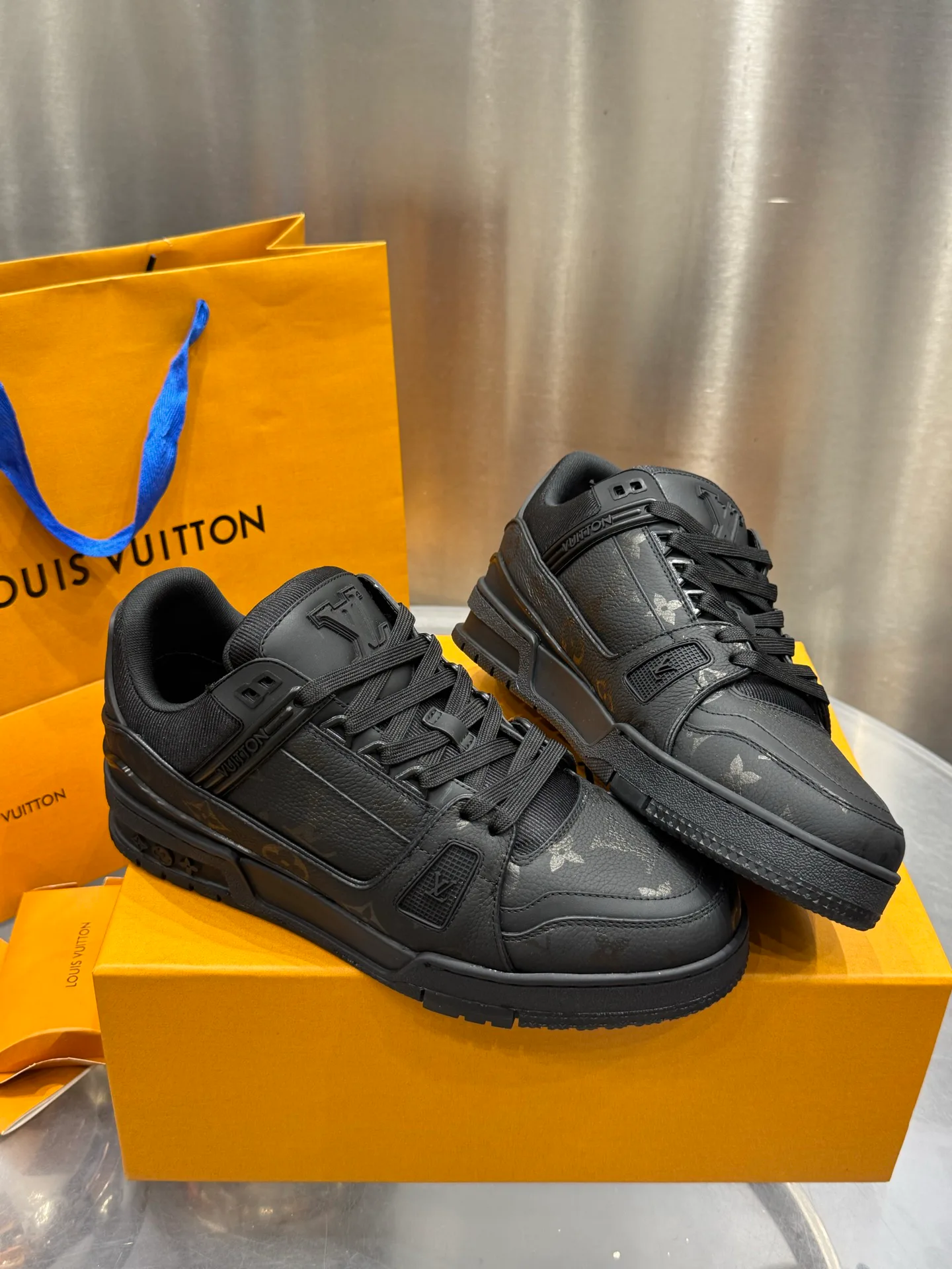 Кроссовки Мужские Louis Vuitton 19073349