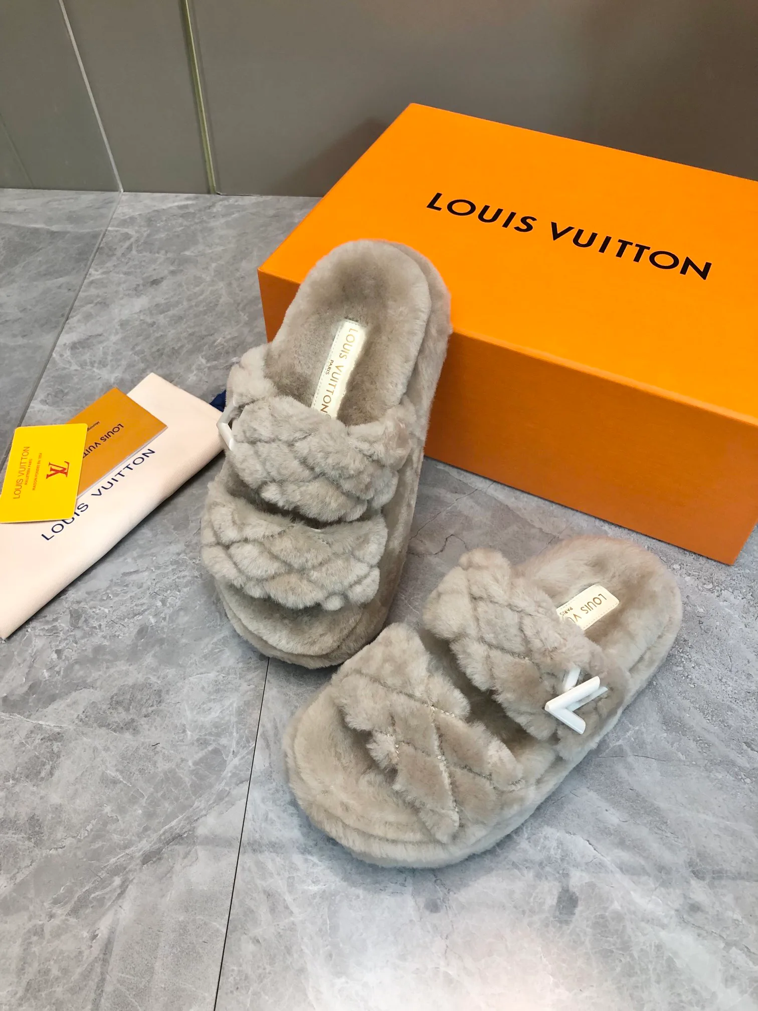 Тапочки Женские Louis Vuitton 914376