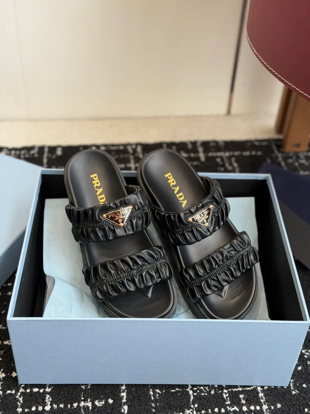 Шлепанцы Женские Prada 13559228
