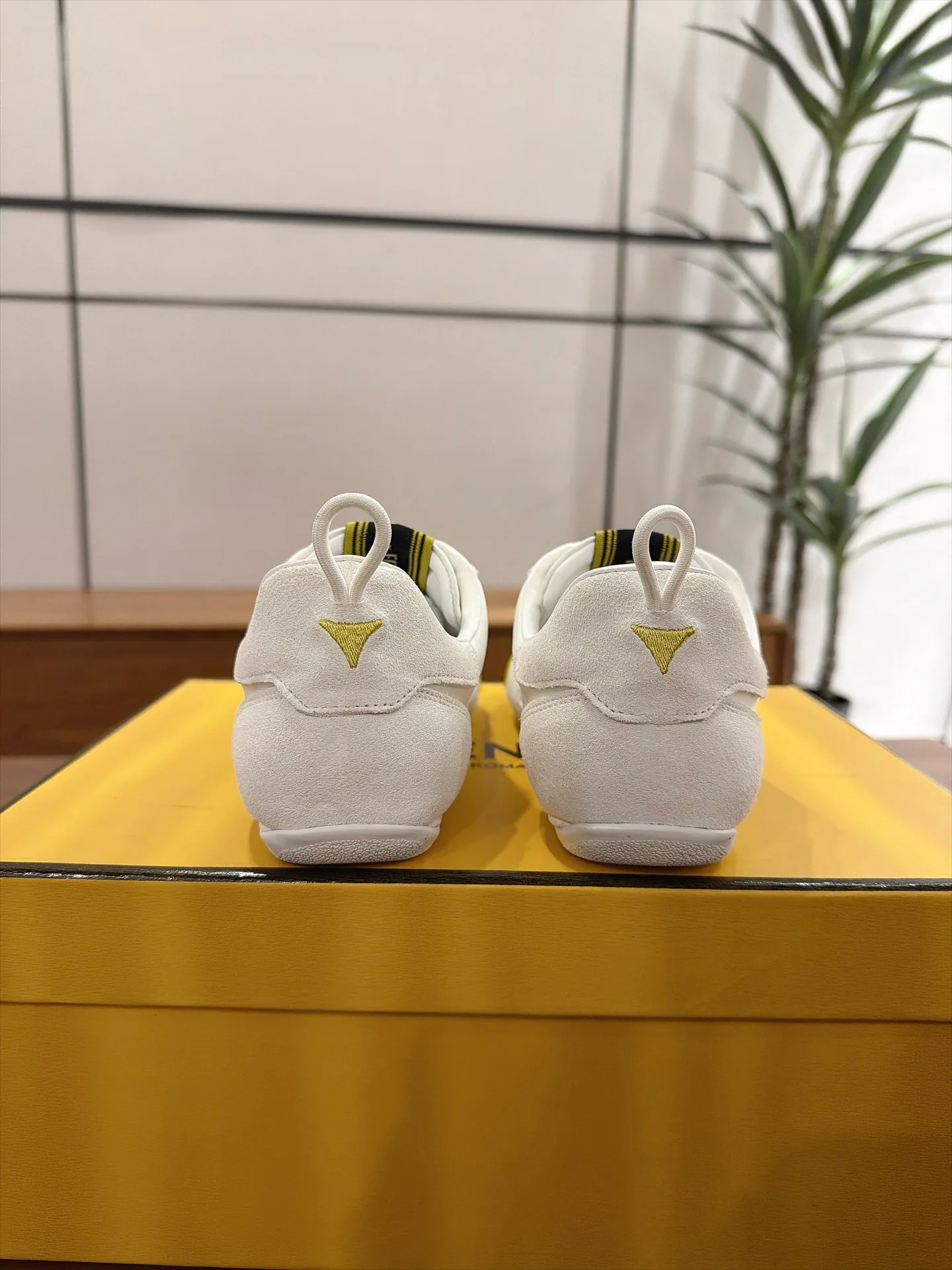 Кроссовки Женские Fendi 18373648