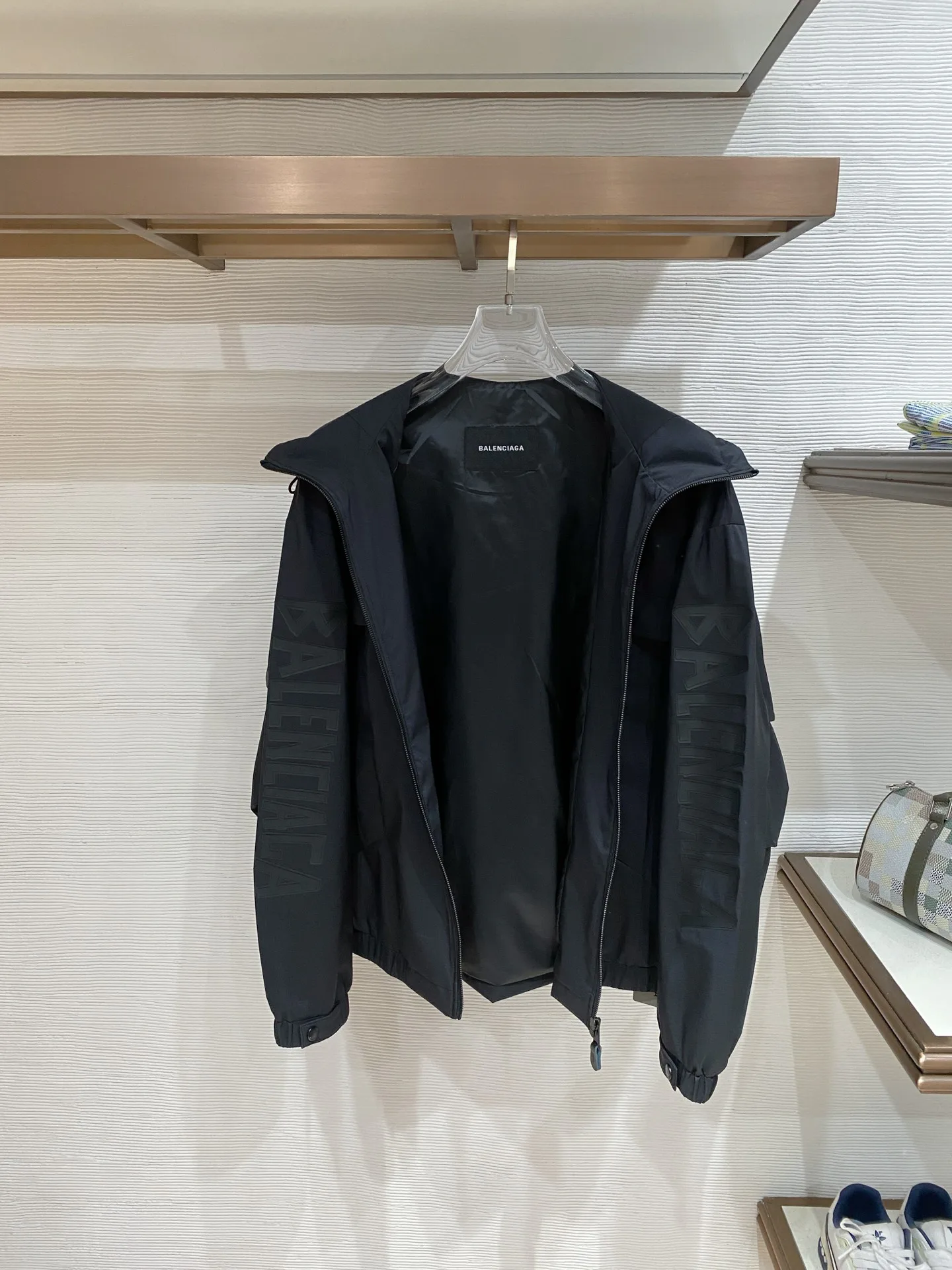 Куртки И Пуховики Женские Balenciaga 10300295