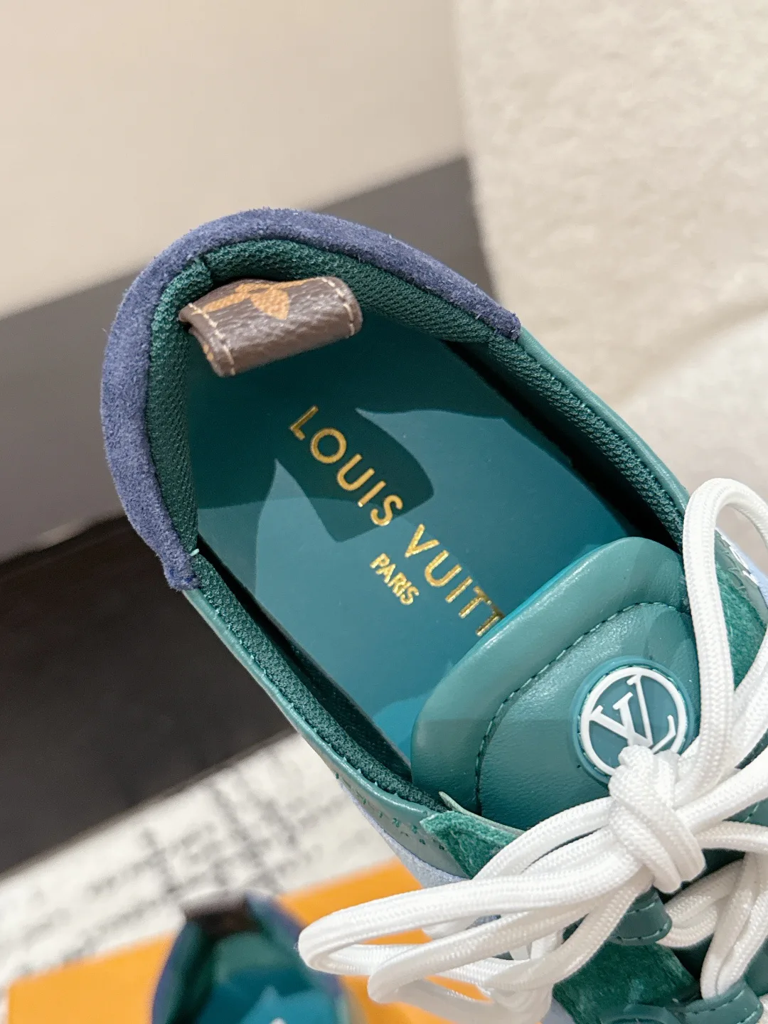 Кроссовки Женские Louis Vuitton 18409752