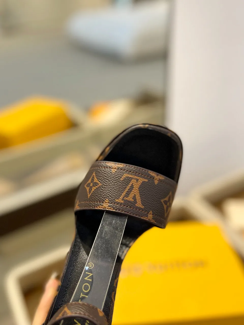Босоножки Женские Louis Vuitton 17946834