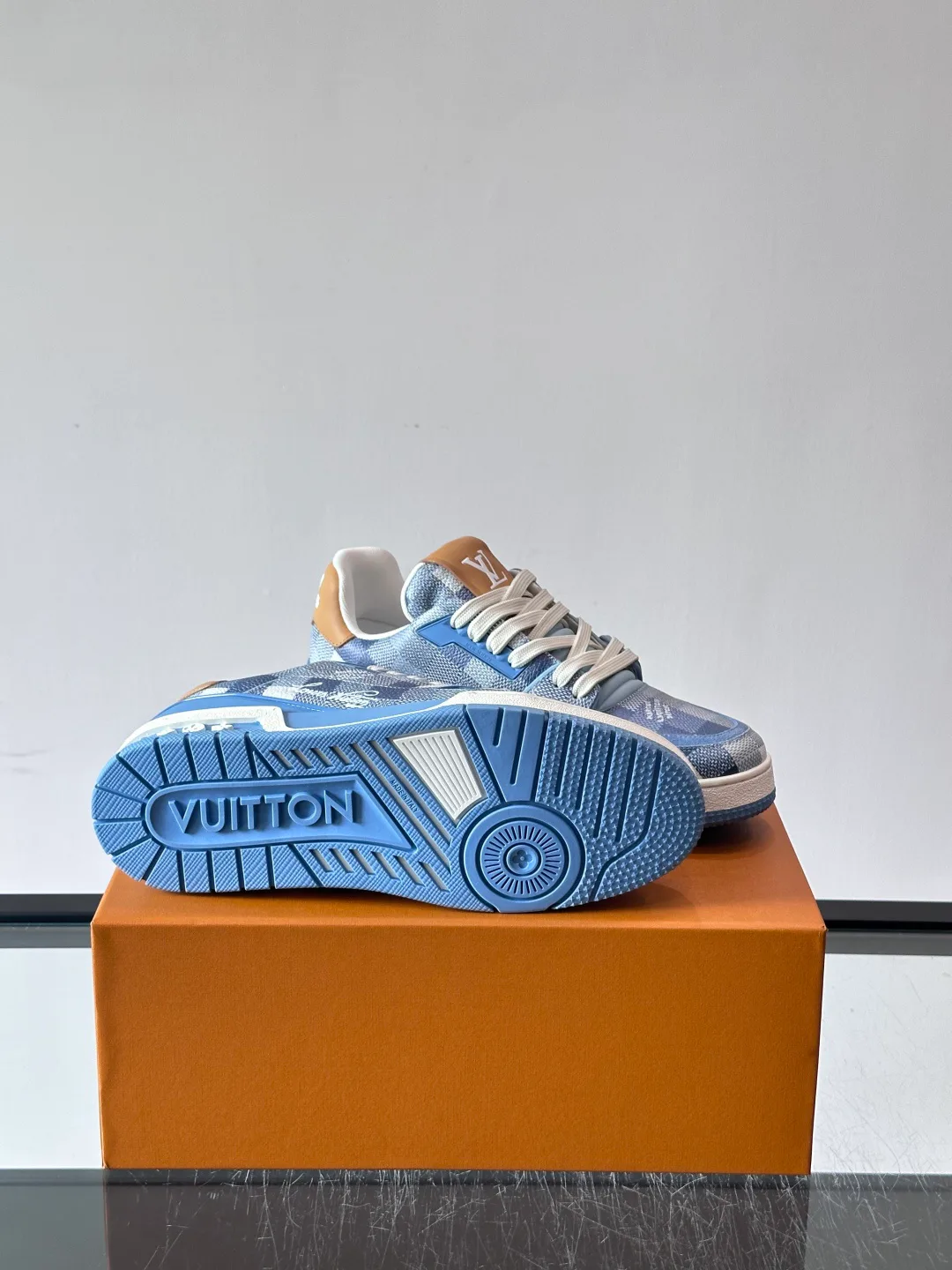 Кроссовки Женские Louis Vuitton 17608032