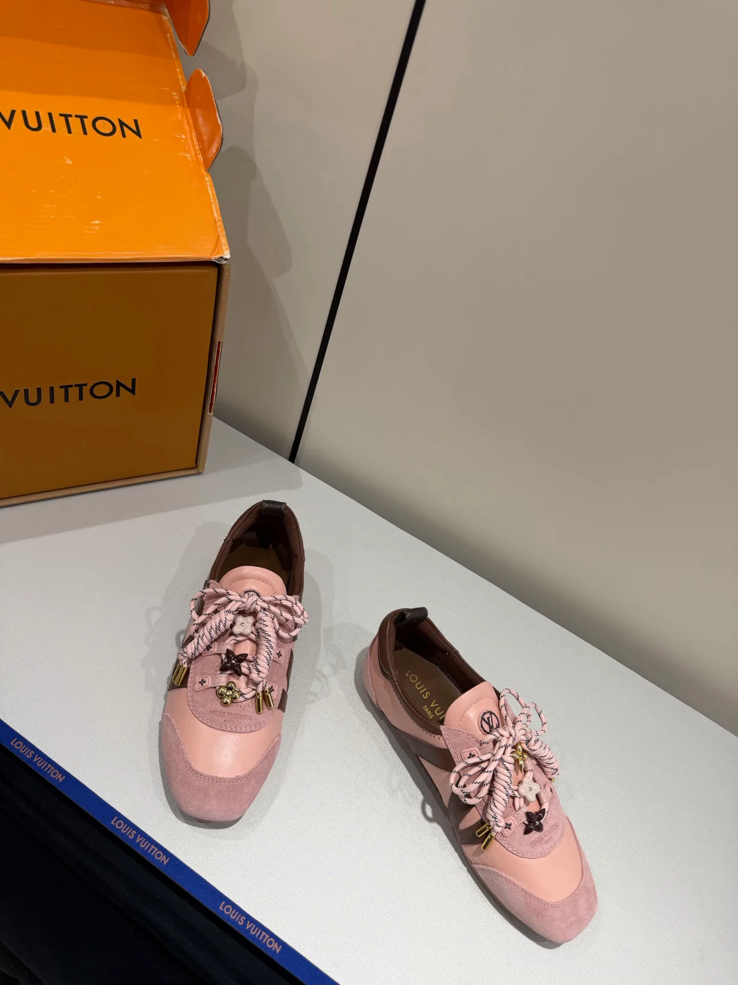Кроссовки Женские Louis Vuitton 17934908