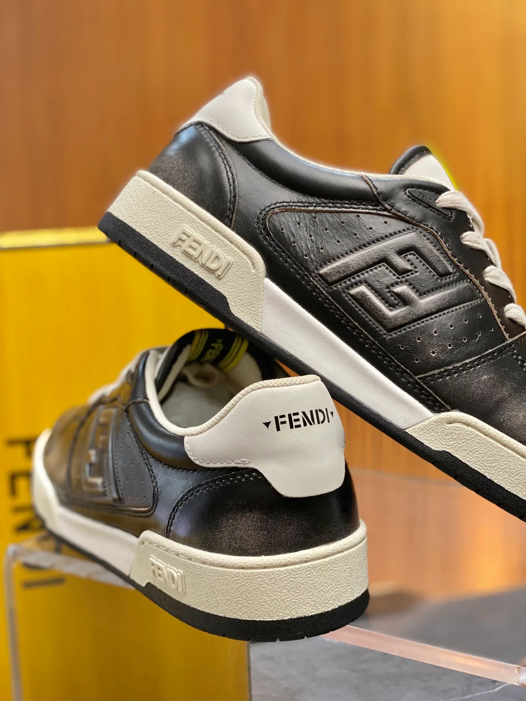 Кроссовки Женские Fendi 18119370