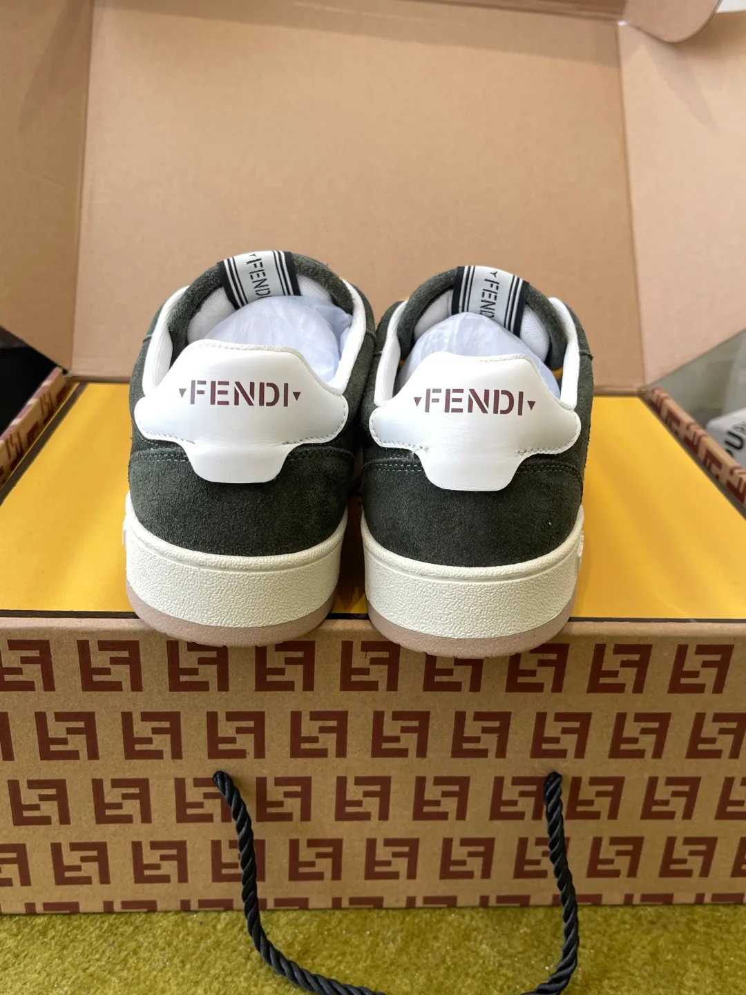 Кроссовки Женские Fendi 18737572