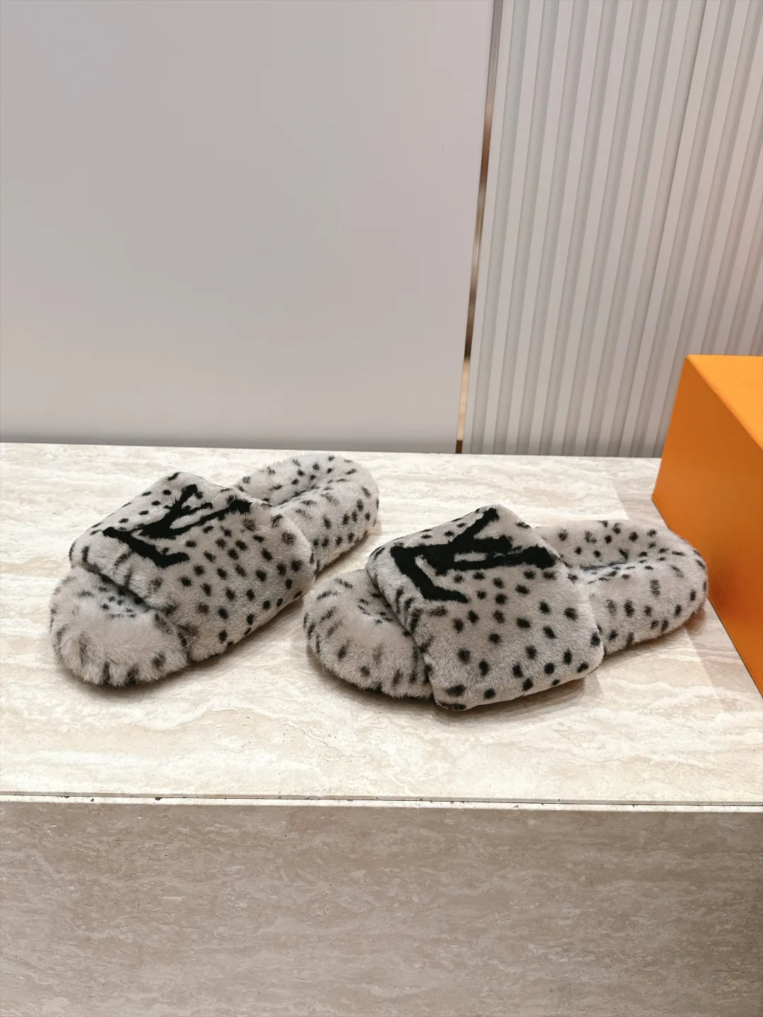 Тапочки Женские Louis Vuitton 18470072