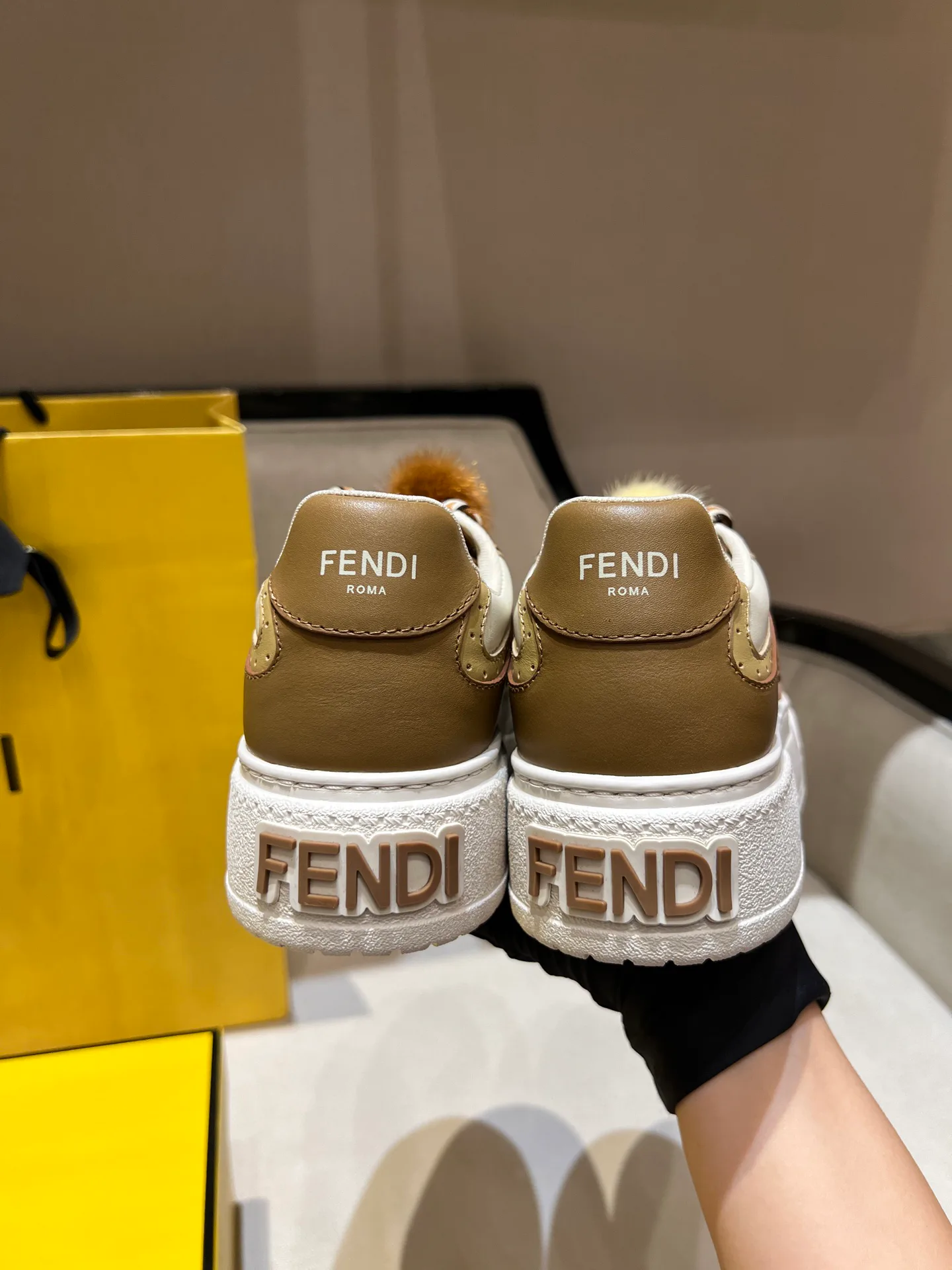 Кроссовки Женские Fendi 18020656