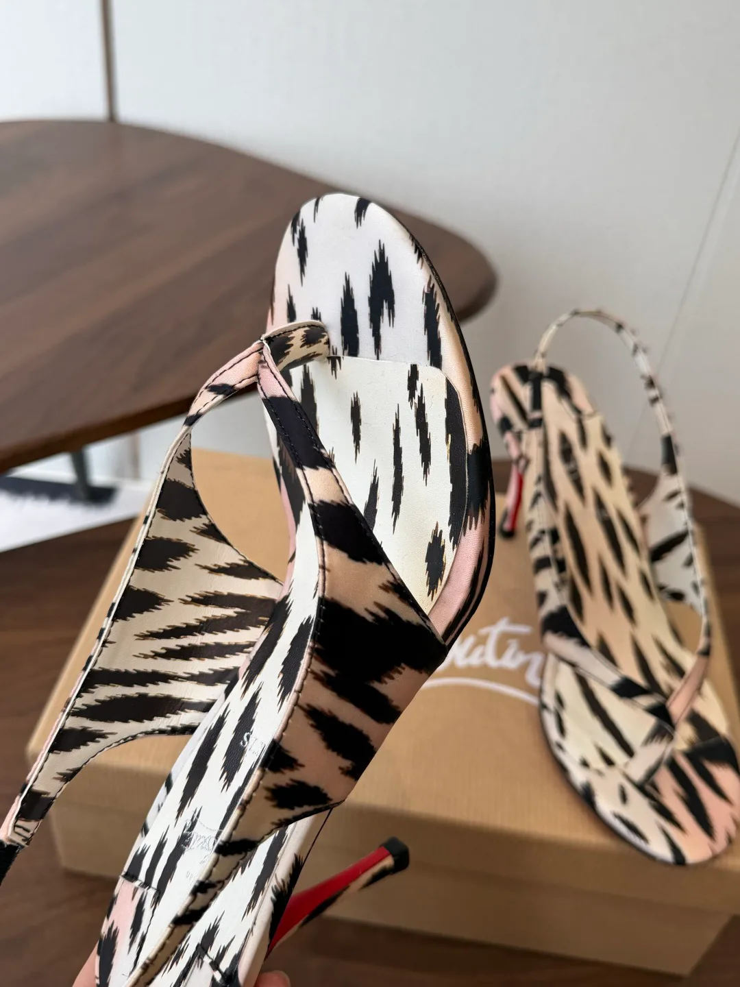 Босоножки Женские Christian Louboutin 18953295