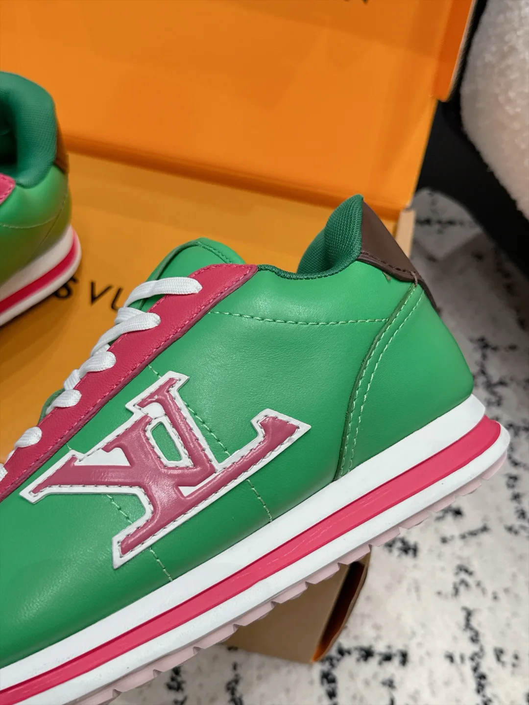 Кроссовки Женские Louis Vuitton 18406491