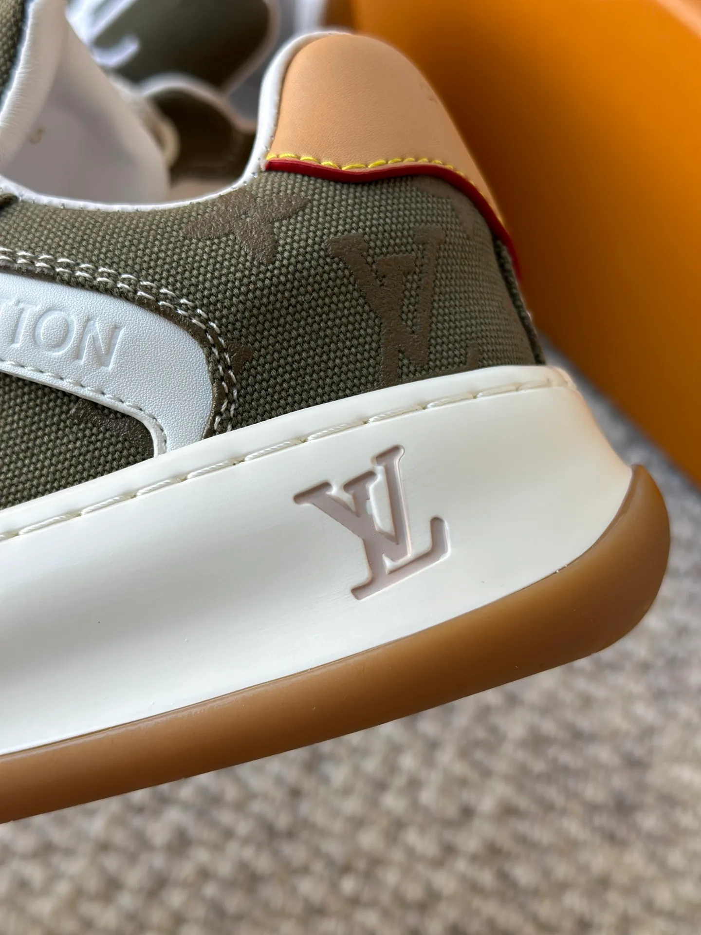 Кроссовки Женские Louis Vuitton 18769312