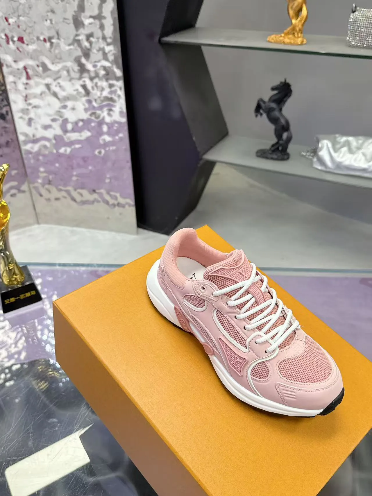 Кроссовки Женские Louis Vuitton 17530425