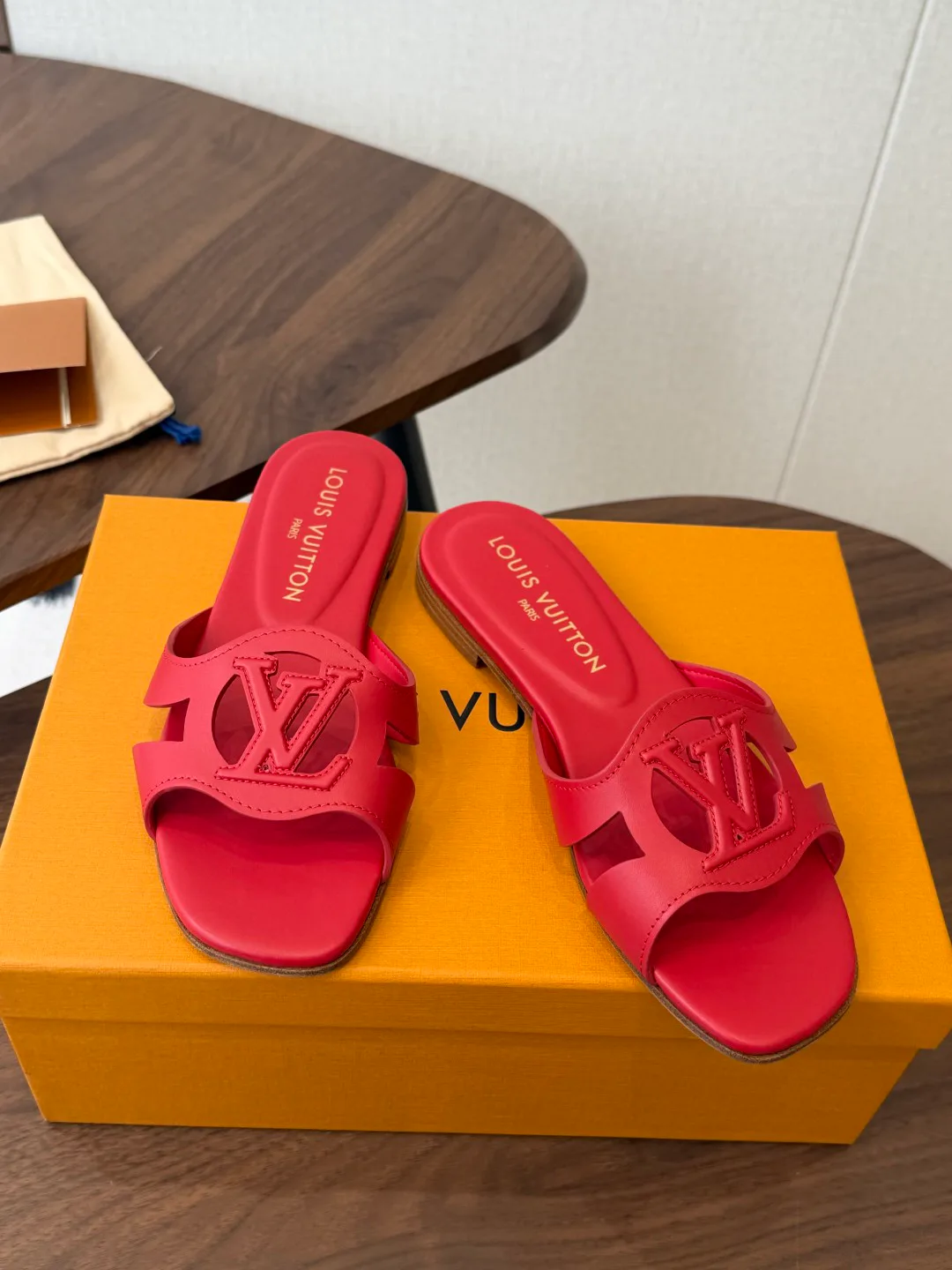 Шлепанцы Женские Louis Vuitton 18687468
