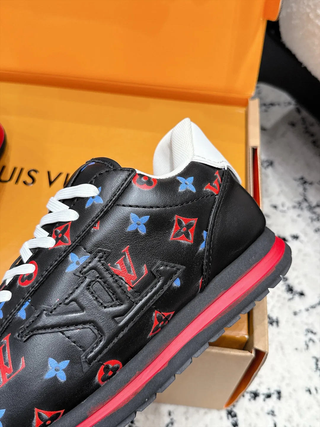 Кроссовки Женские Louis Vuitton 18406472