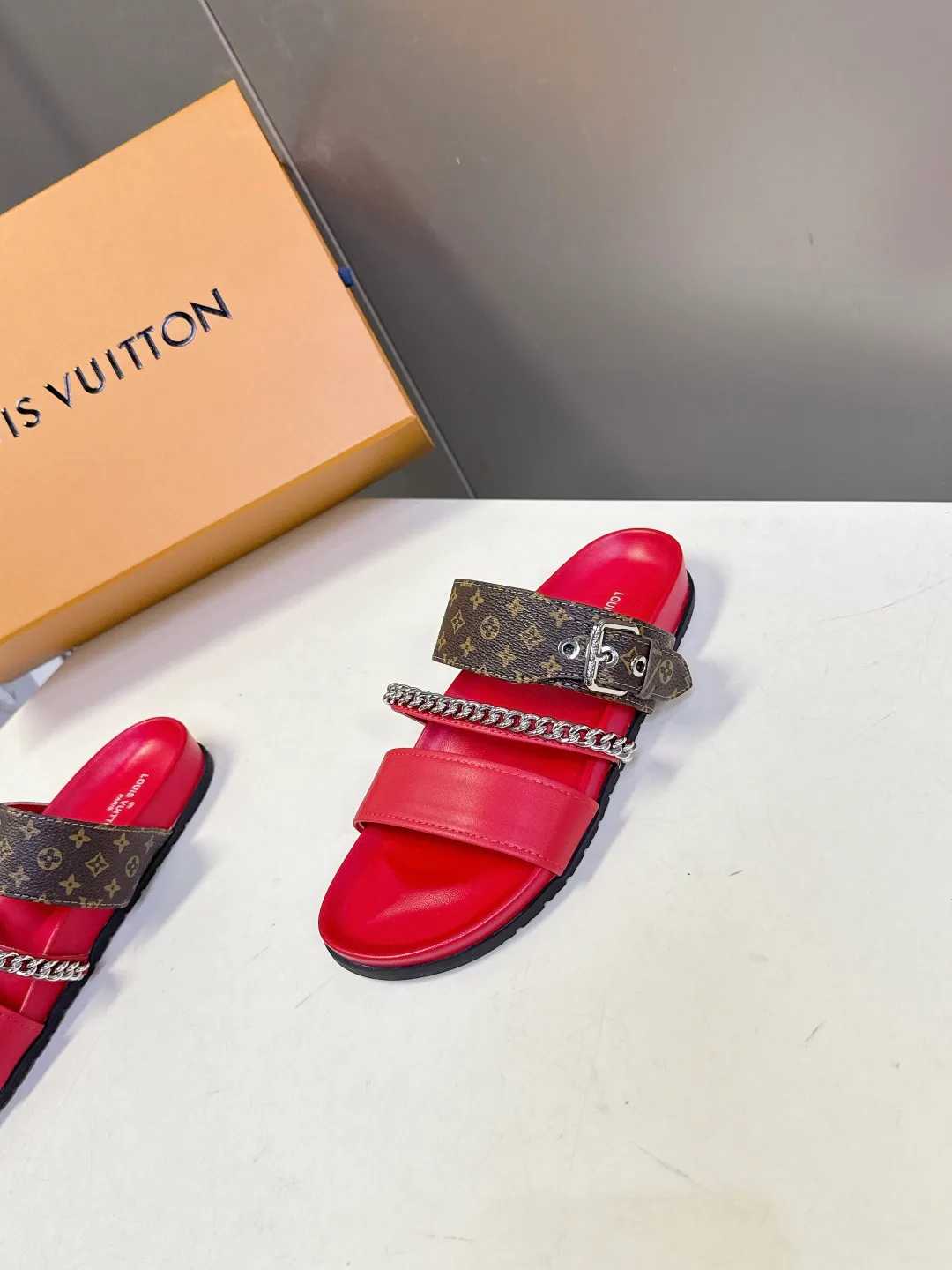 Шлепанцы Женские Louis Vuitton 13370821