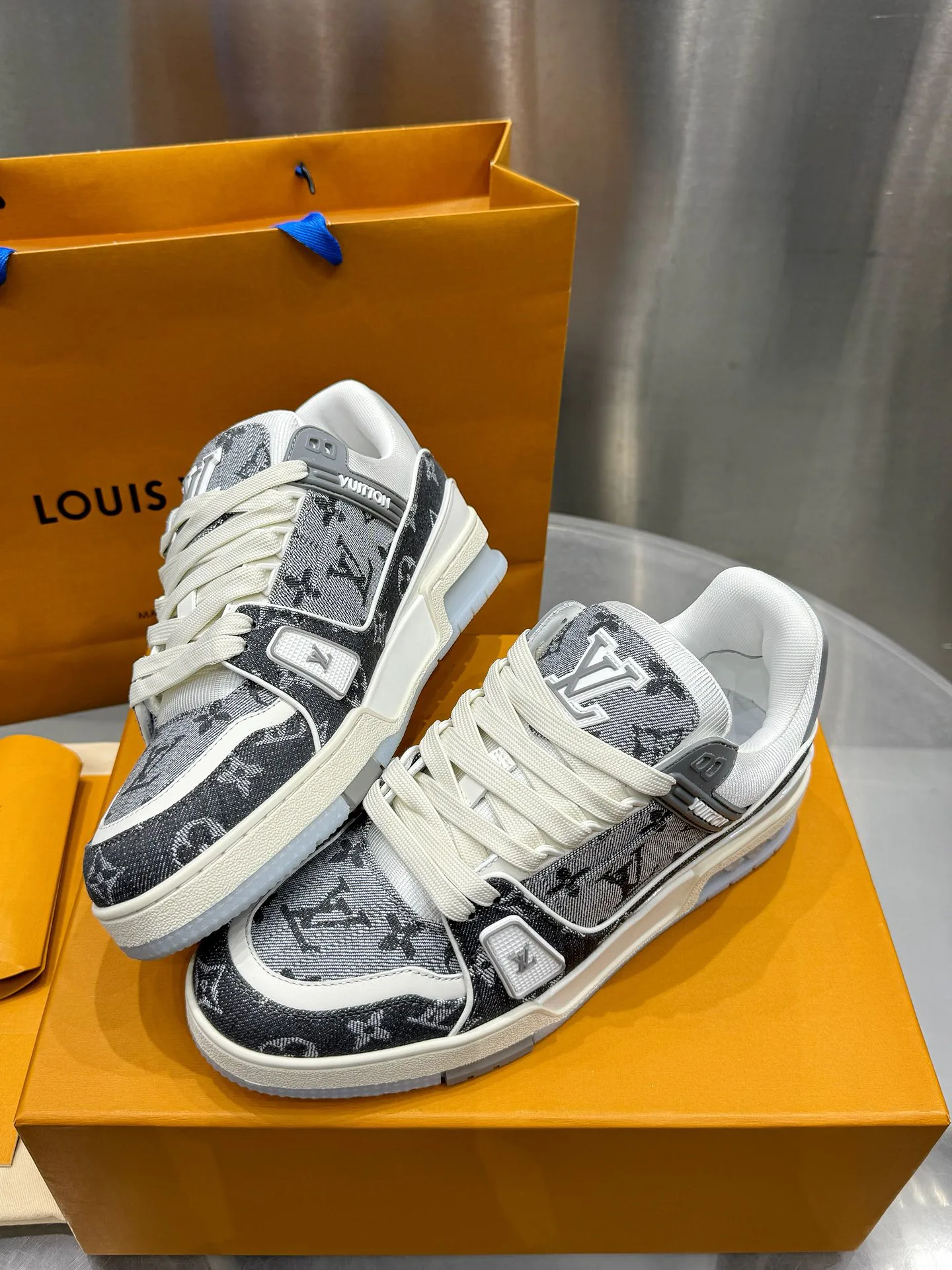 Кроссовки Женские Louis Vuitton 19073357