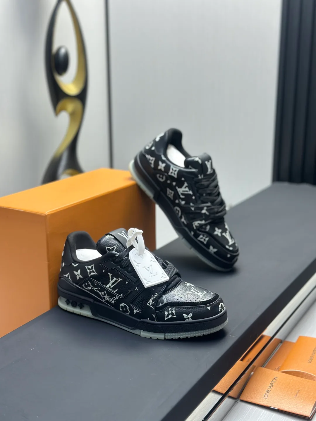 Кроссовки Женские Louis Vuitton 18011572