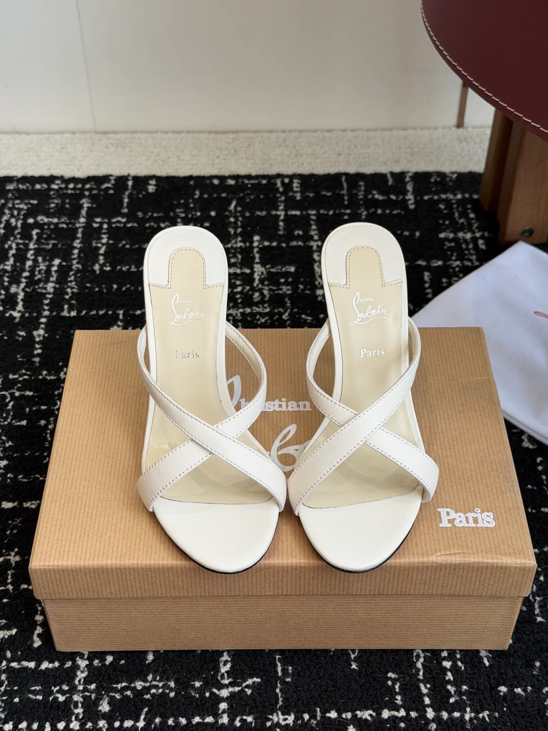 Босоножки Женские Christian Louboutin 17936546