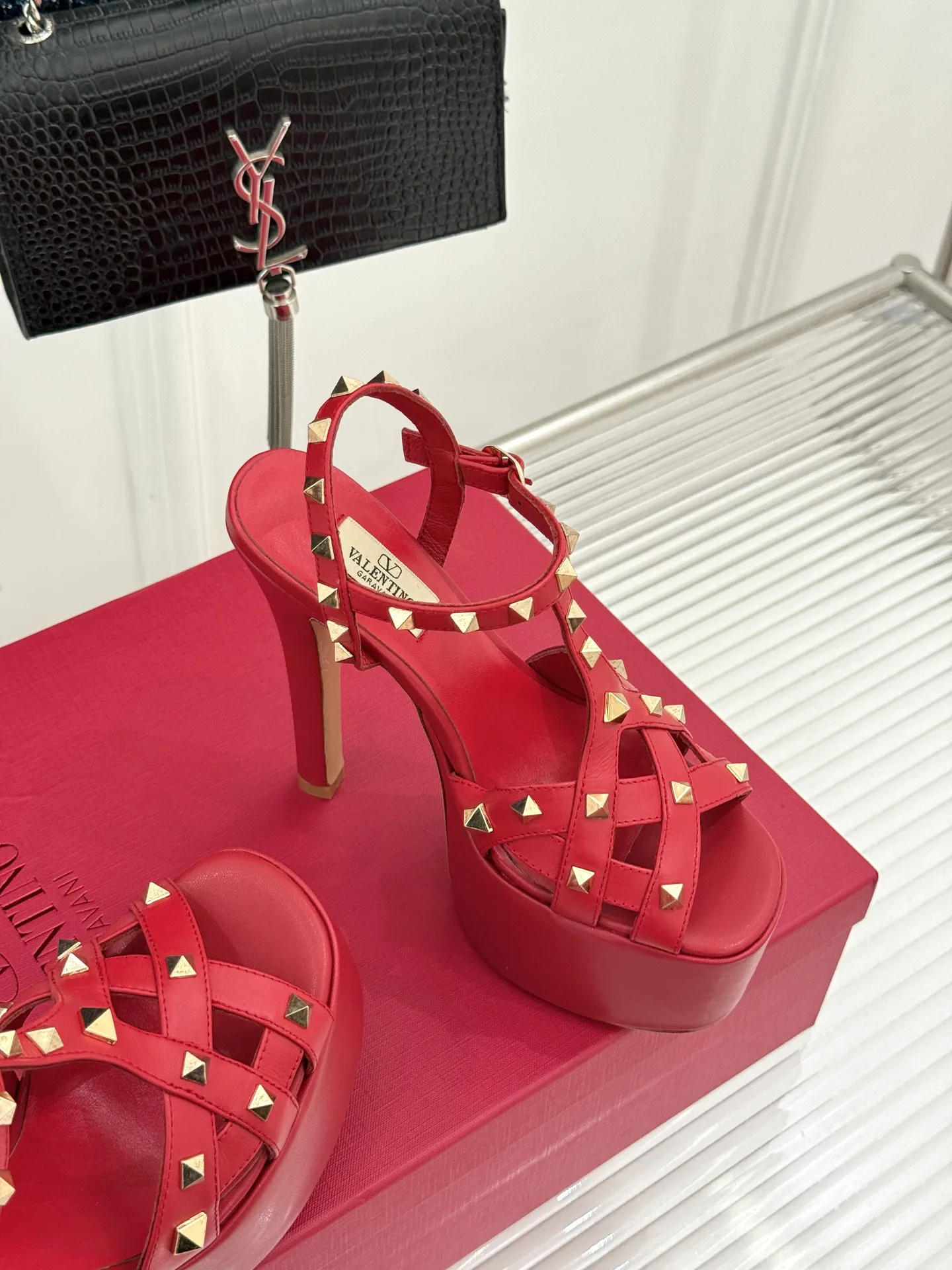 Босоножки Женские Valentino 18198295